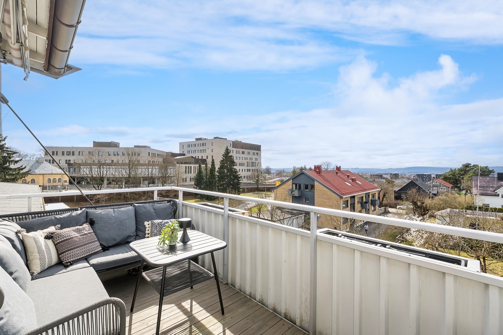 Velkommen til Disenveien 13 - Presentert av Jeanette Stenersen i EiendomsMegler 1. Galleribilde