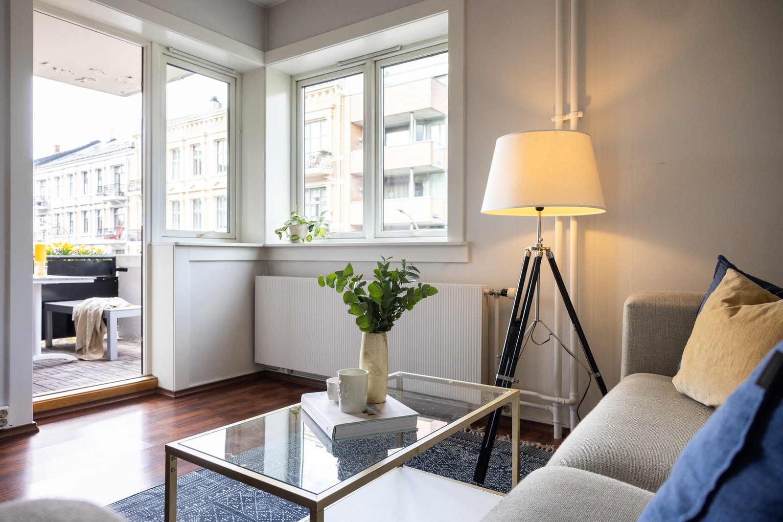 Store vindusflater som slipper til rikelig med naturlig lys. Galleribilde