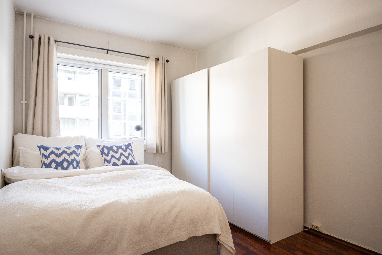 Skyvedørsgarderobe med god oppbevaringsplass. Galleribilde