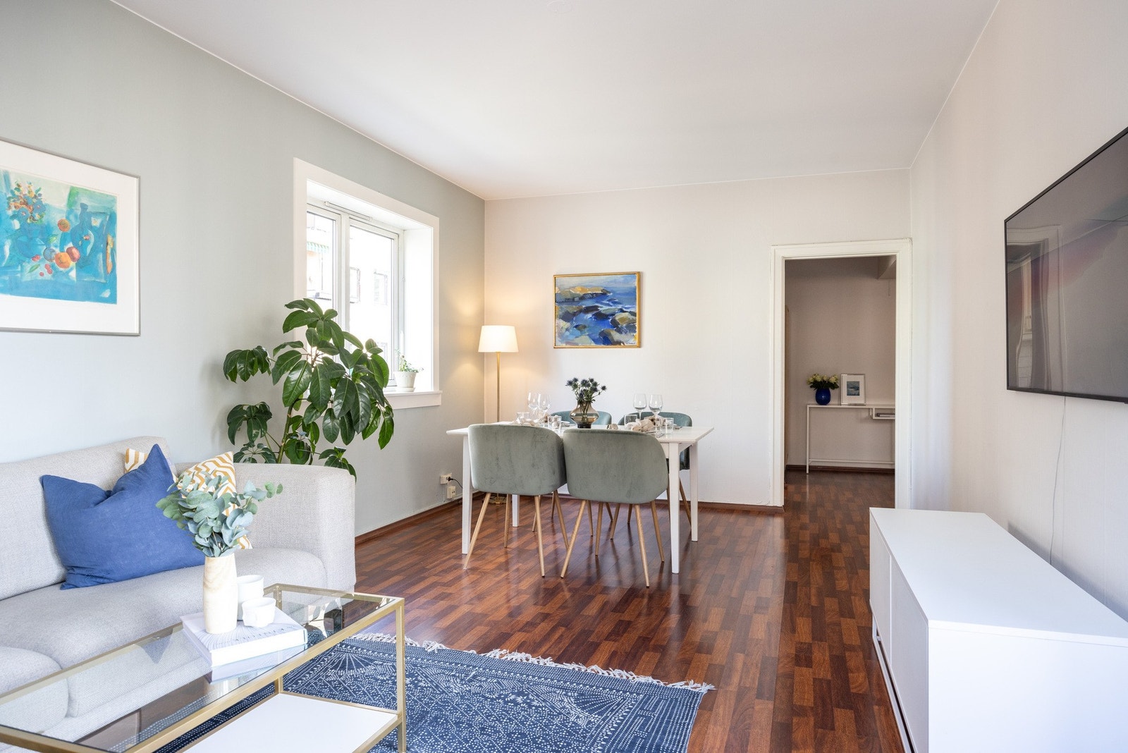 Det er god plass til spisebord med tilhørende spisestoler. Galleribilde