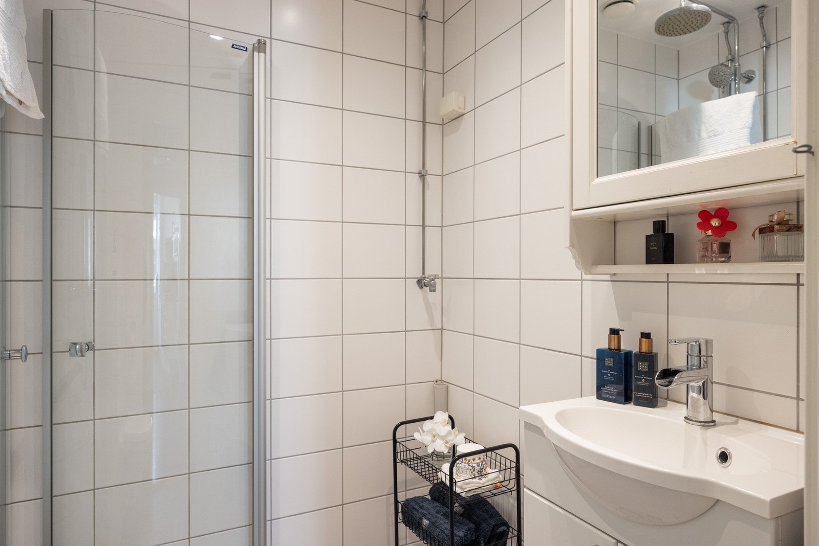 Varme i gulv, downlights i himling og opplegg for vaskemaskin. Galleribilde