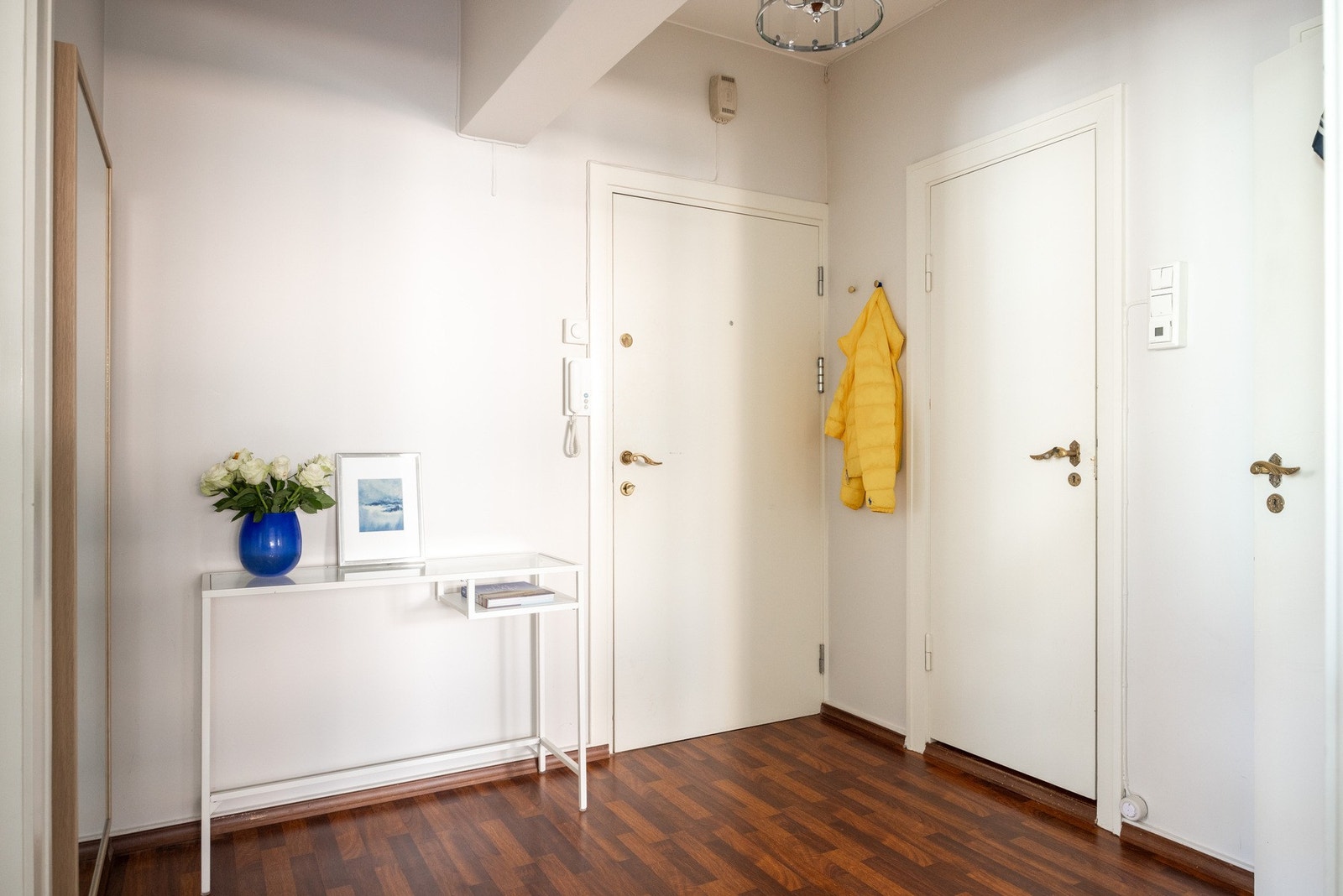 Innbydende entré med god plass til ytterklær og sko. Galleribilde