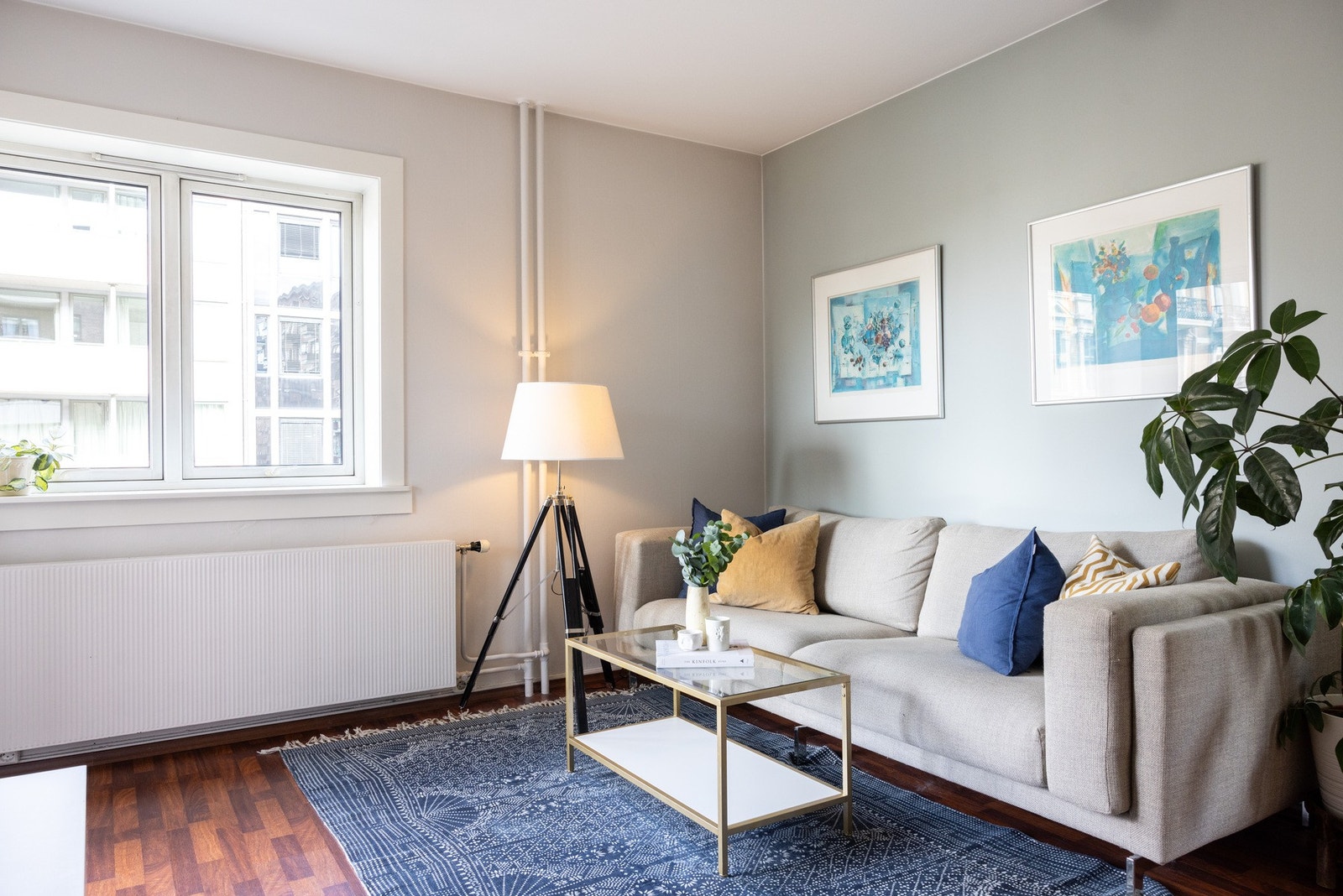 Romslig stue med god plass til sofagruppe, sofabord og underholdningsavdeling. Galleribilde