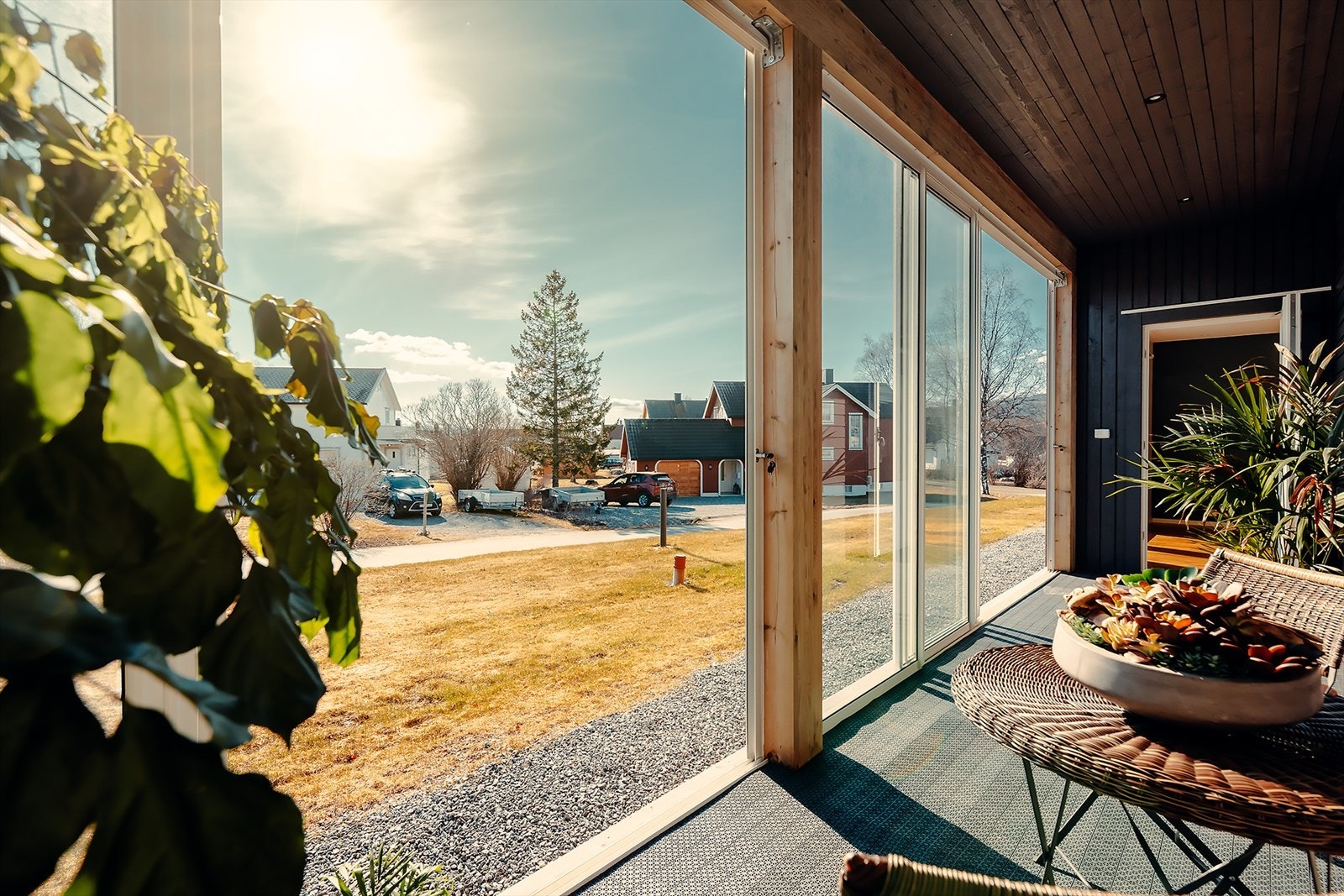 Bilde fra 2021. Spotlys i taket i terrassen, stue, kjøkken og på badet. Galleribilde