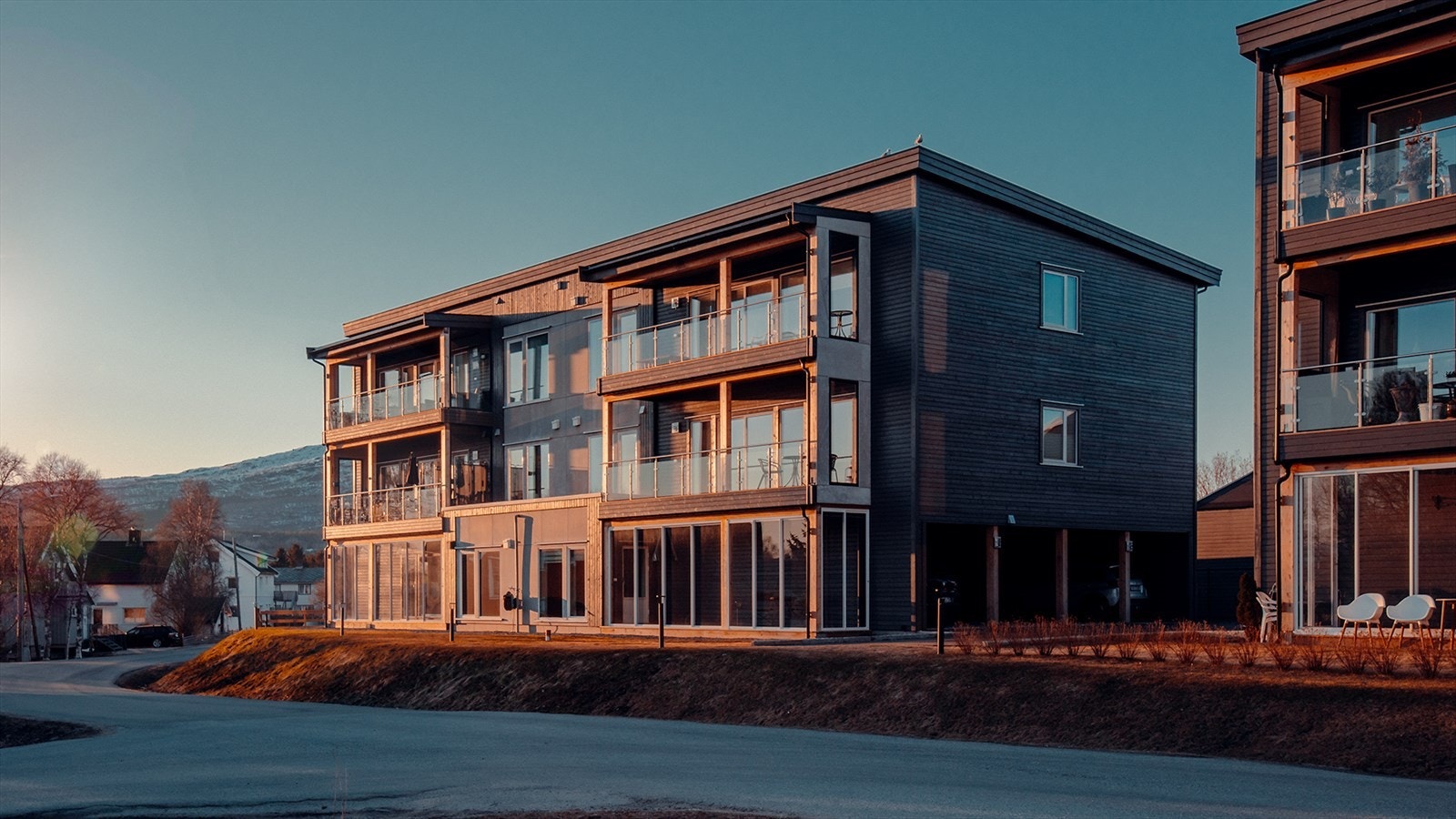 Matbutikk rett utenfor døren og kort gangavstand til barnehage, skoler og Fauskebadet med badstue, boblebad, terapibasseng ++. Nærhet til fine turområder og ca. 1 km til sentrum. Galleribilde
