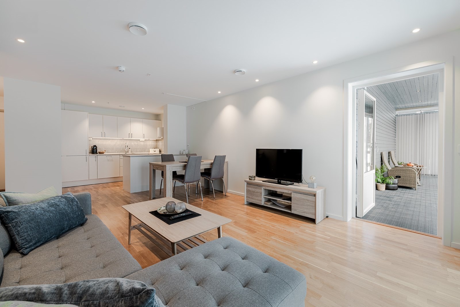 Utgang fra stuen til innglasset terrasse på 12 m2. Galleribilde