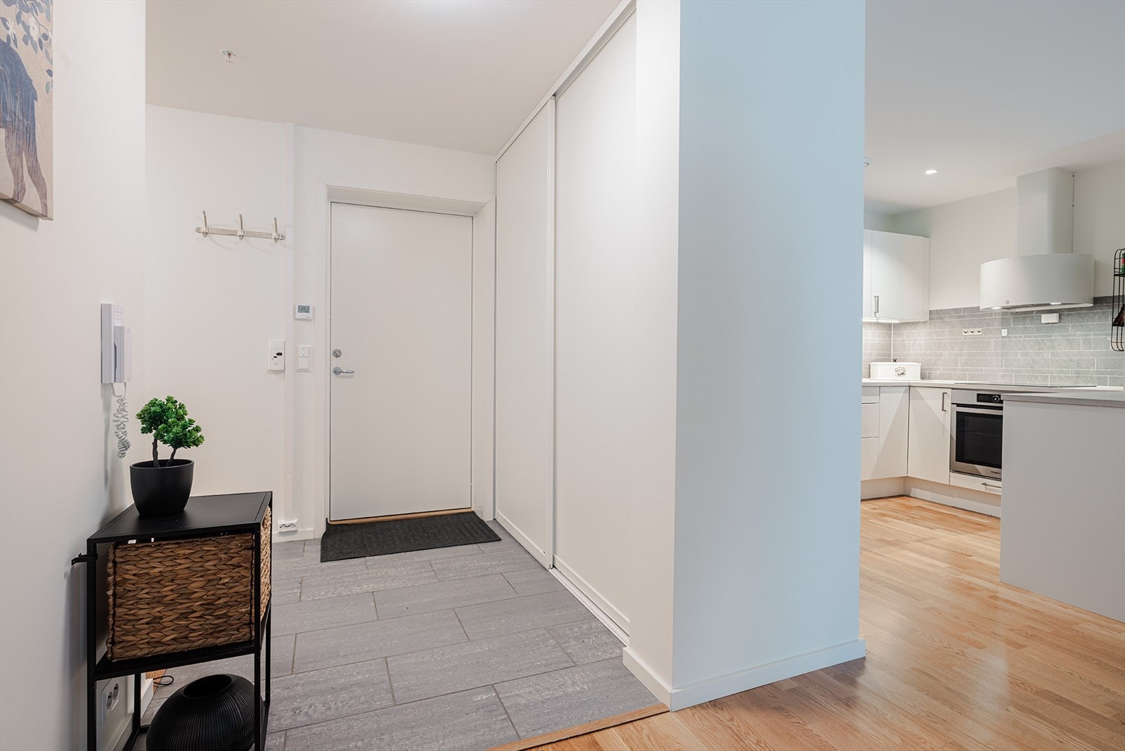 Enkel adkomst og alle funksjoner på ett plan. Skyvedørsgarderobe ved inngangspartiet Galleribilde