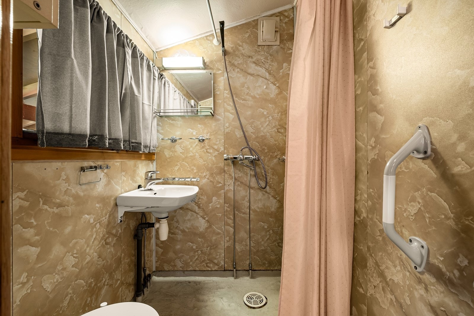 Baderommet inneholder vask, toalett og dusj. Galleribilde