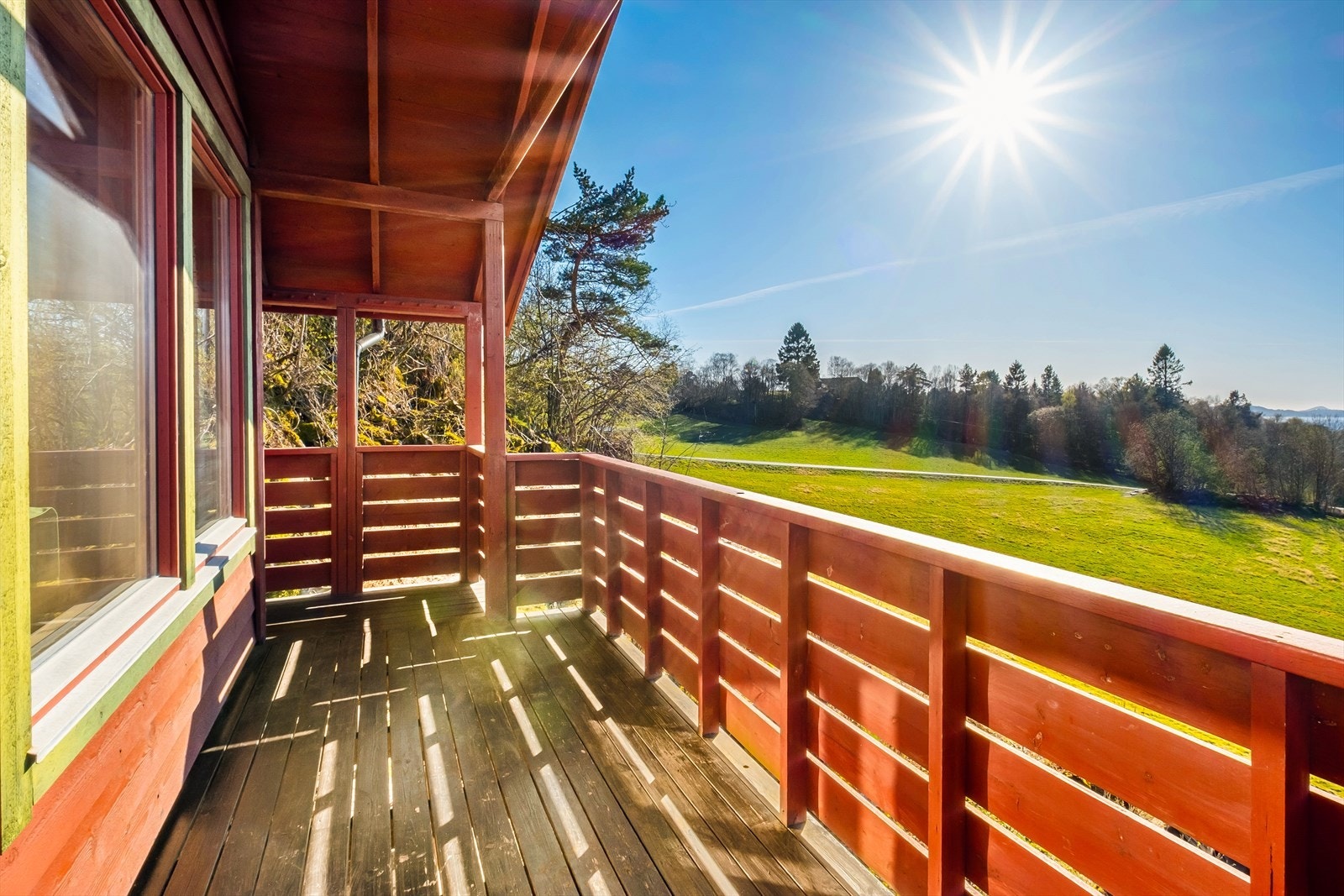 Annekset har en herlig overbygget terrasse som inngangsparti. Galleribilde