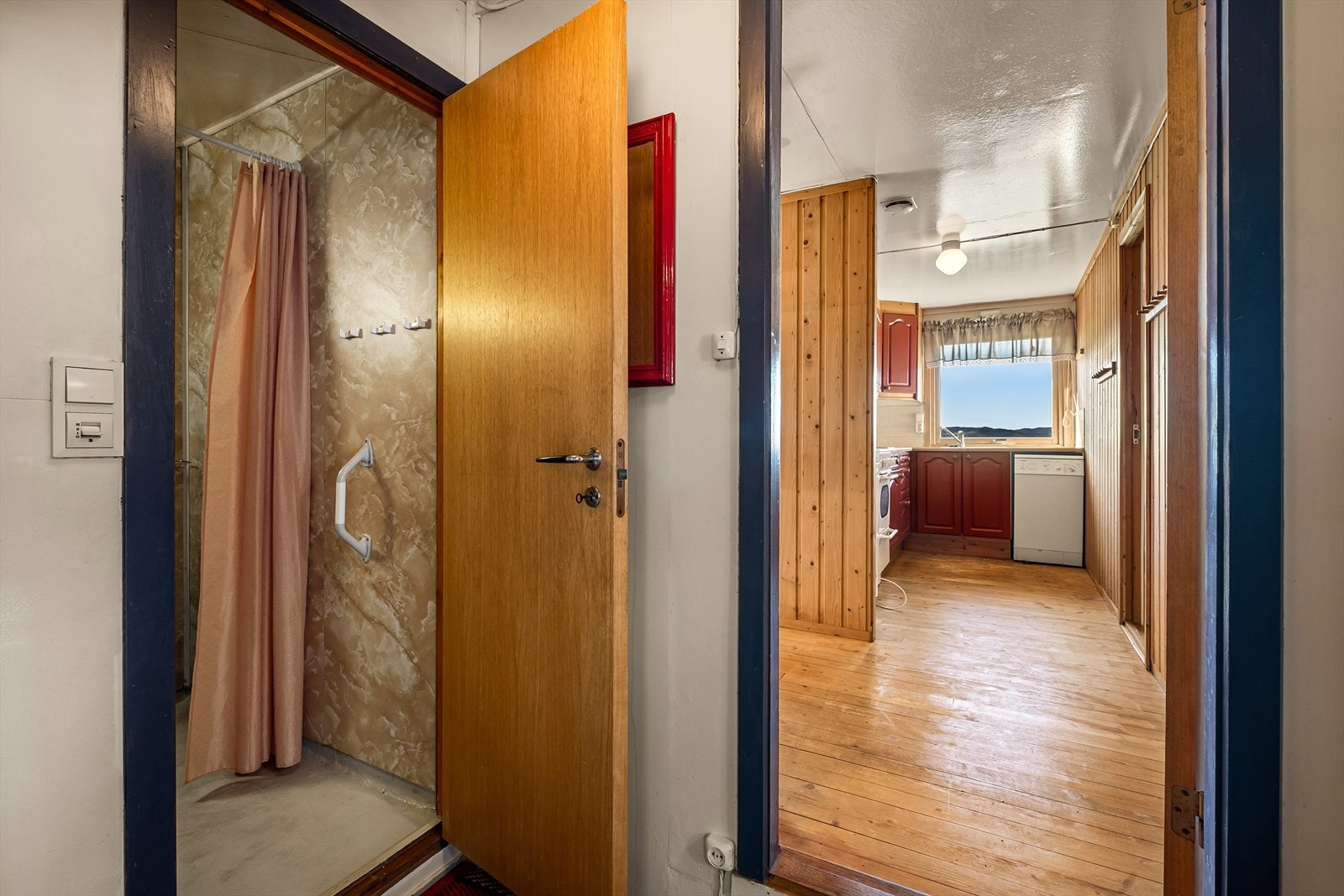 Fra entre er det inngang til baderommet. Galleribilde