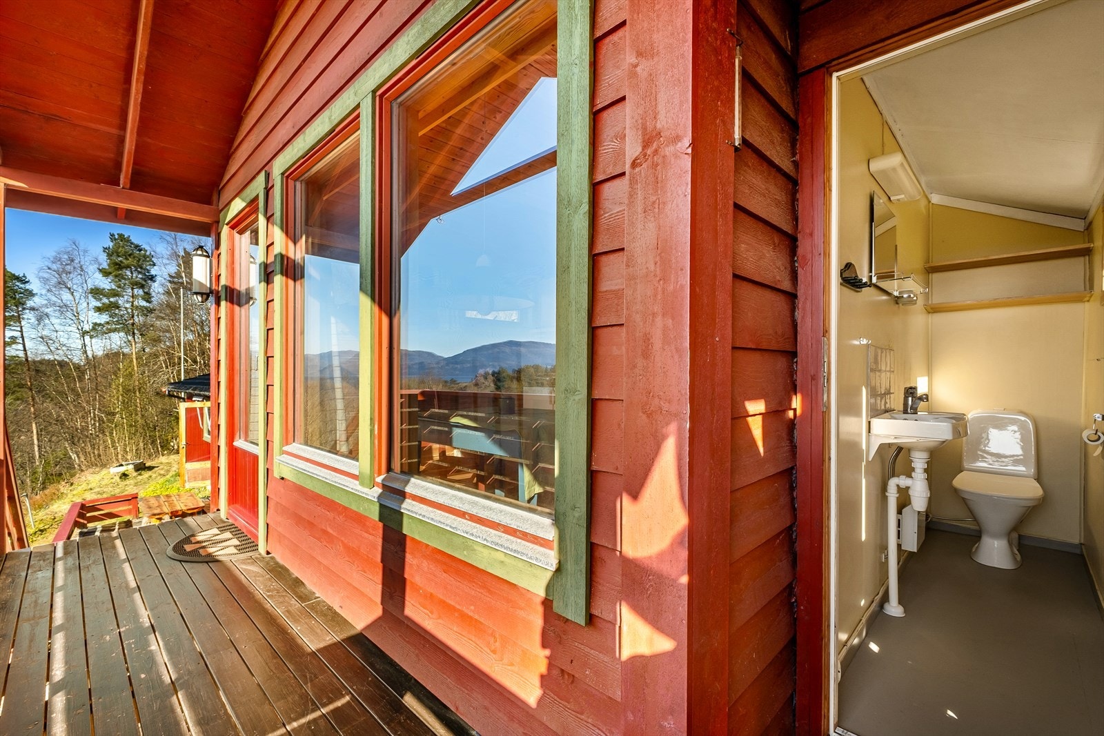 På utsiden er det adkomst til et toalettrom. Galleribilde