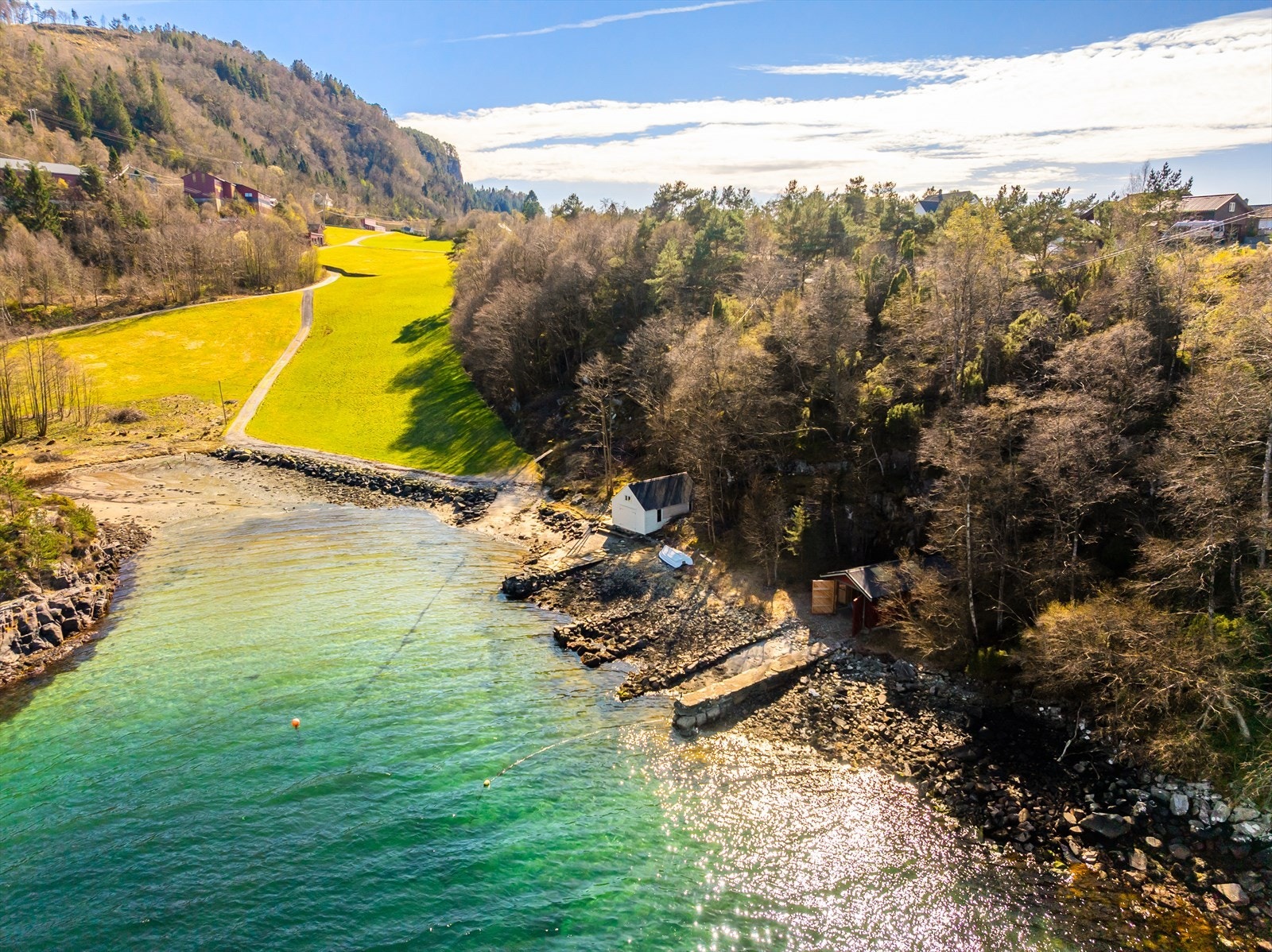 Like nedenfor hytten finnes en utrolig flott badeplass. Galleribilde