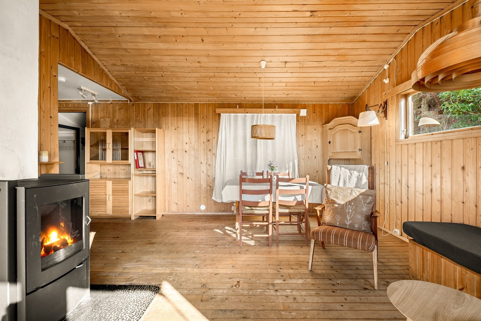 Det er også god plass til egen spisestuesone. Galleribilde