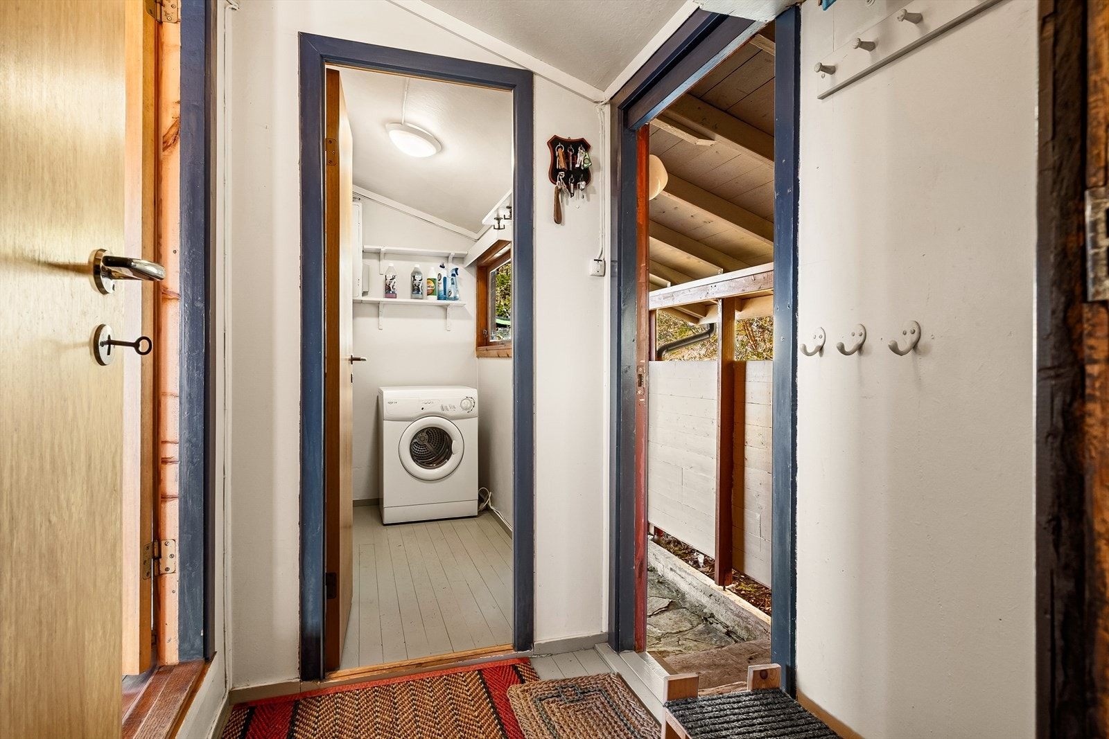 Praktisk entre hvor man kan henge fra seg yttertøy. Galleribilde