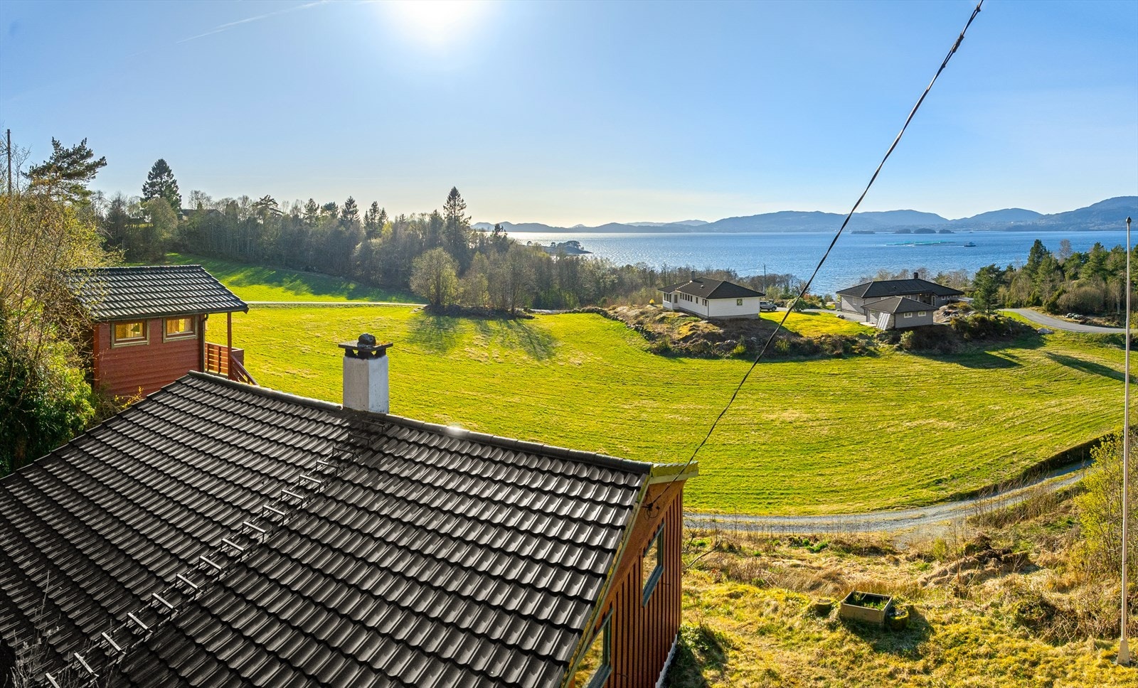 En koselig fritidseiendom som kan skilte med blant annet nydelig utsikt og tilhørende naust. Galleribilde