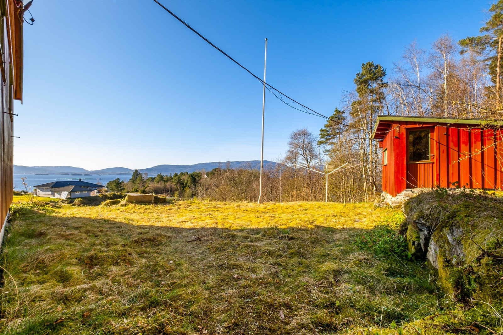 På siden av hytten er det en utvendig bod. Galleribilde