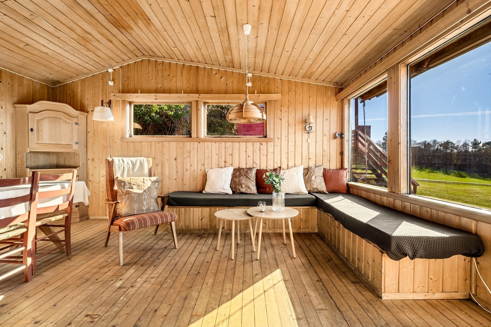 Her er det laget til en flott plassbygd sofaløsning. Galleribilde