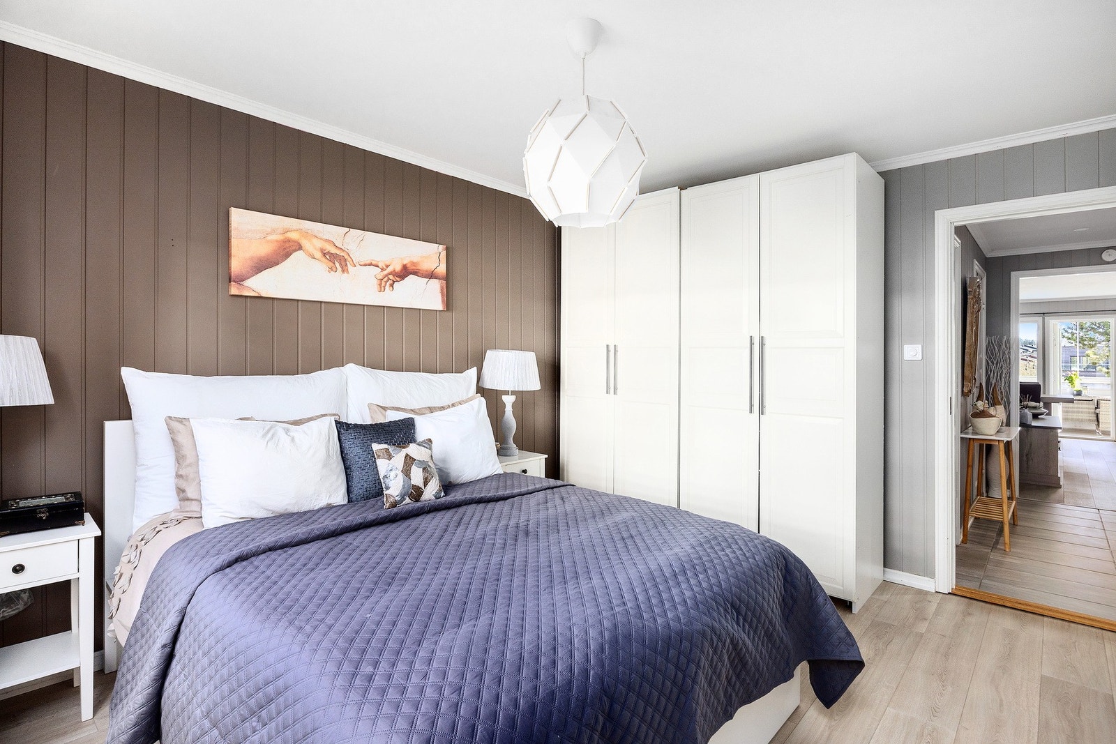 Hovedsoverommet har plass til stor seng, nattbord og garderobeskap Galleribilde