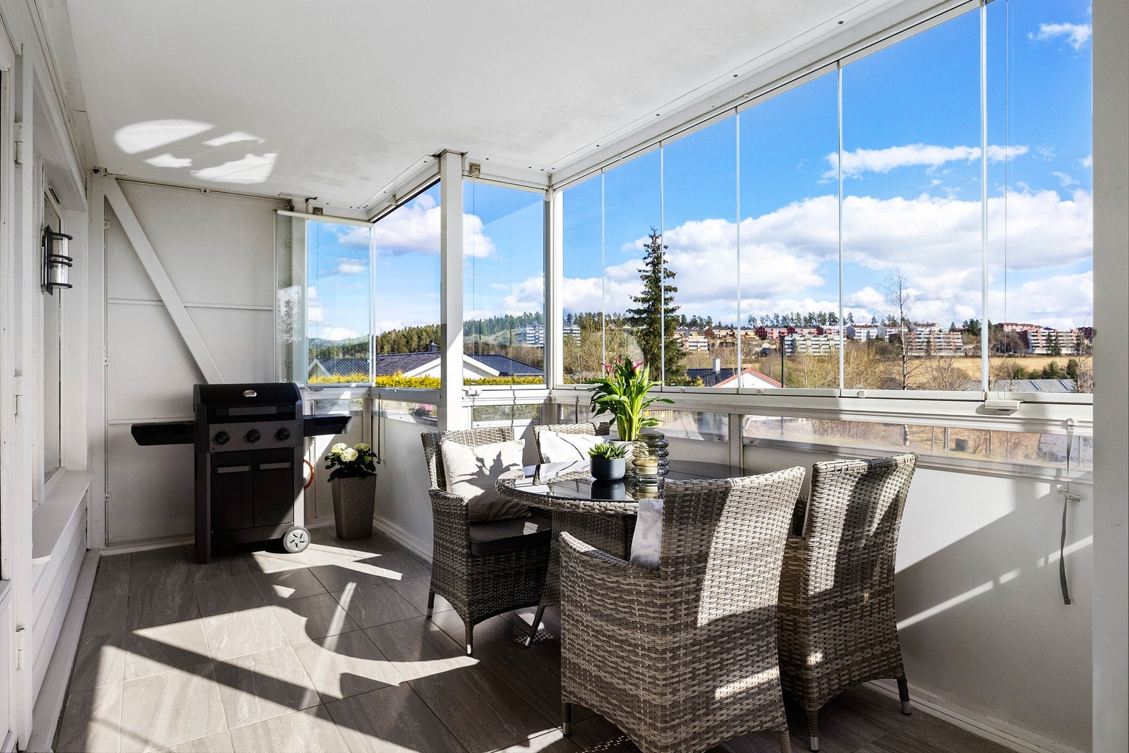 Her får du en moderne leilighet med god standard, stor sydvendt balkong og trappefri adkomst i et barnevennlig område nær alt du trenger. Galleribilde