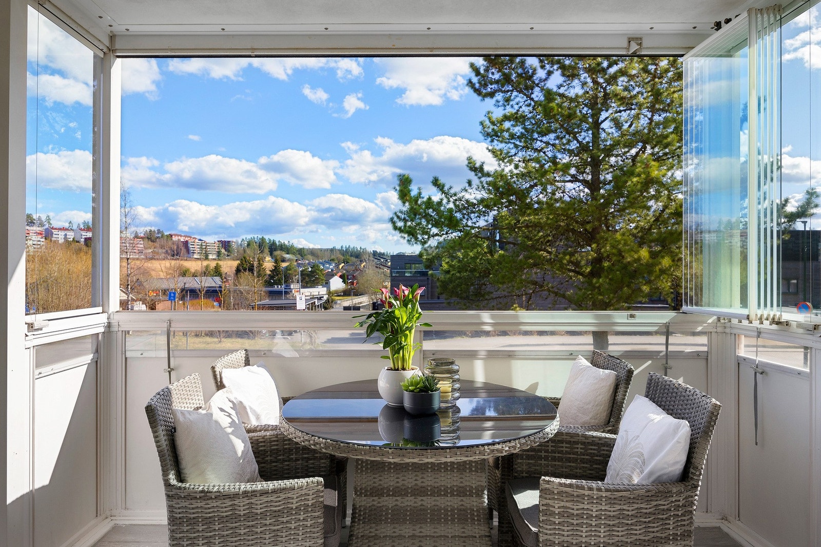 Her kan du nyte hyggelige stunder uansett vær, med god plass til både sittegruppe, grønne planter og småprosjekter. Galleribilde