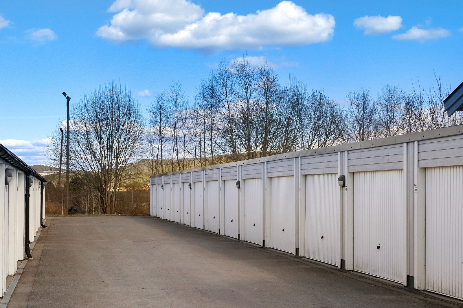 Garasje med elektrisk port og elbillader følger leiligheten. Galleribilde