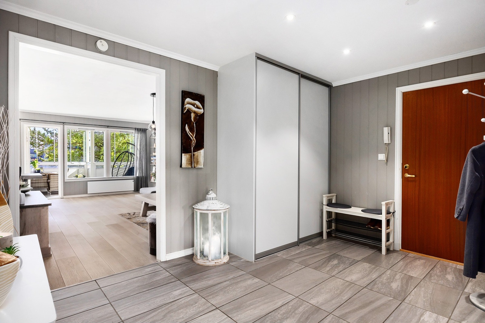 Stor og åpen entré som ønsker deg velkommen med en tidsriktig fargepalett og spotter i taket. Galleribilde