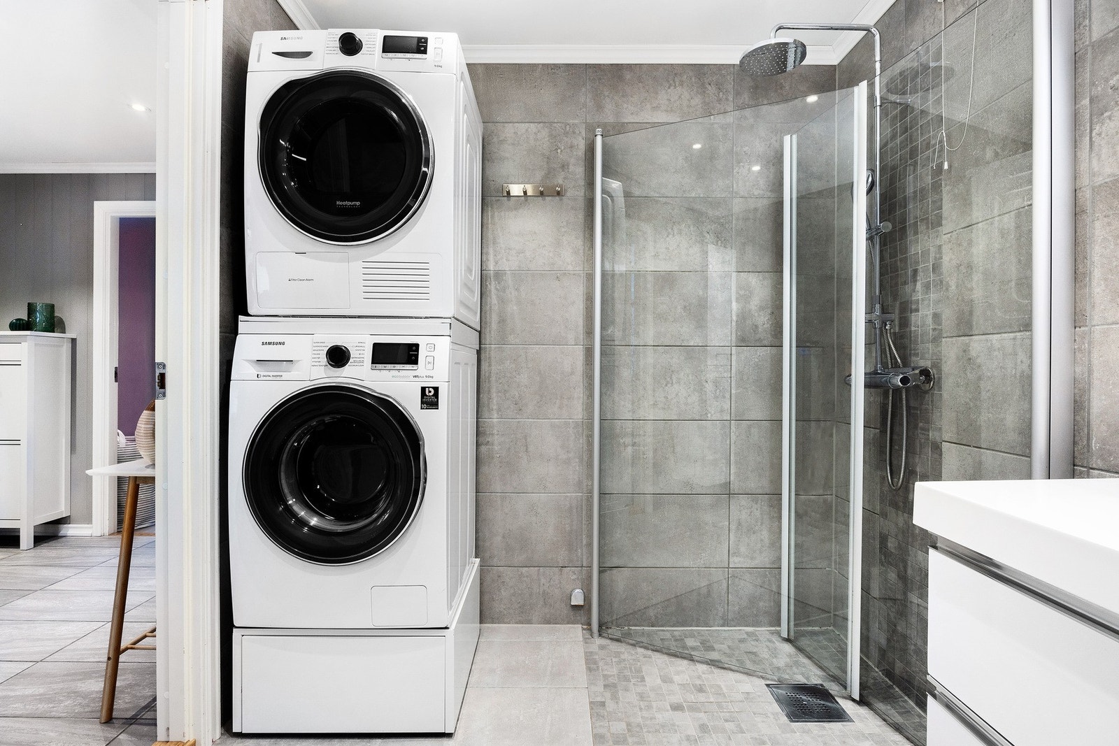 Her finner du dusjnisje, opplegg for vaskemaskin, varmekabler i gulvet og spotter i taket - en behagelig ramme for hverdagens små øyeblikk av velvære. Galleribilde