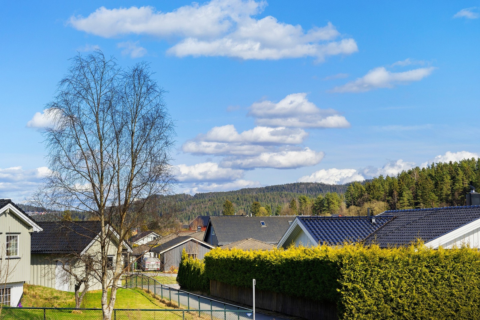 Balkongen vender mot et rolig utsyn og blir et naturlig ekstra rom store deler av året. Galleribilde