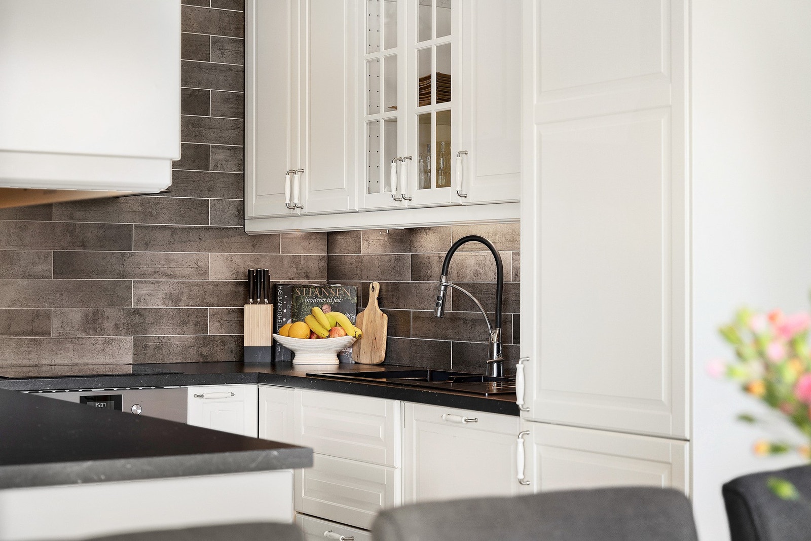 Dette er et kjøkken som oser matglede! Åpen løsning mot spisestuen gir perfekt ramme for middagsselskaper og hyggelige sammenkomster. Galleribilde