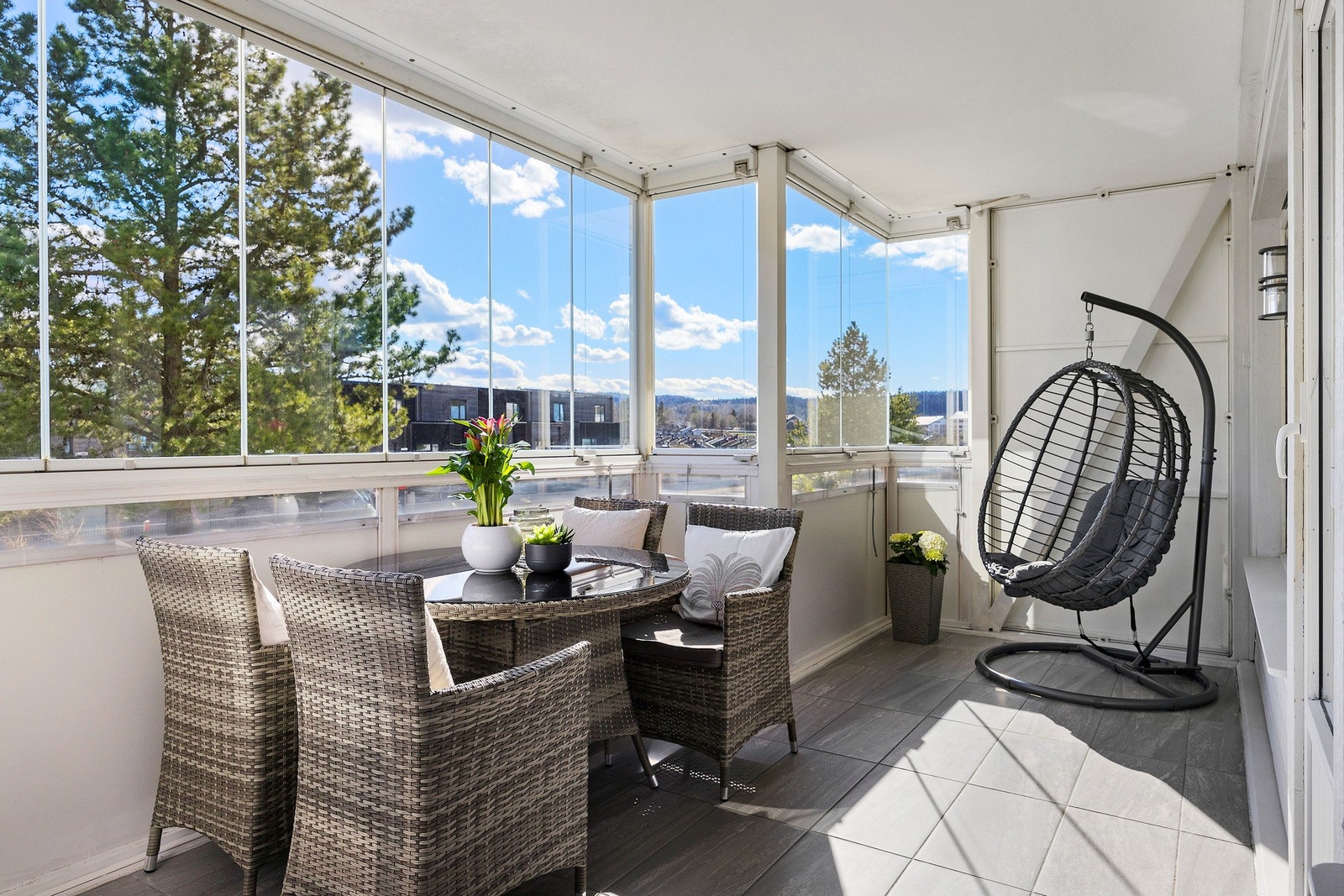 Fra stuen er det utgang til en stor, innglasset balkong på hele 16 kvm. Galleribilde