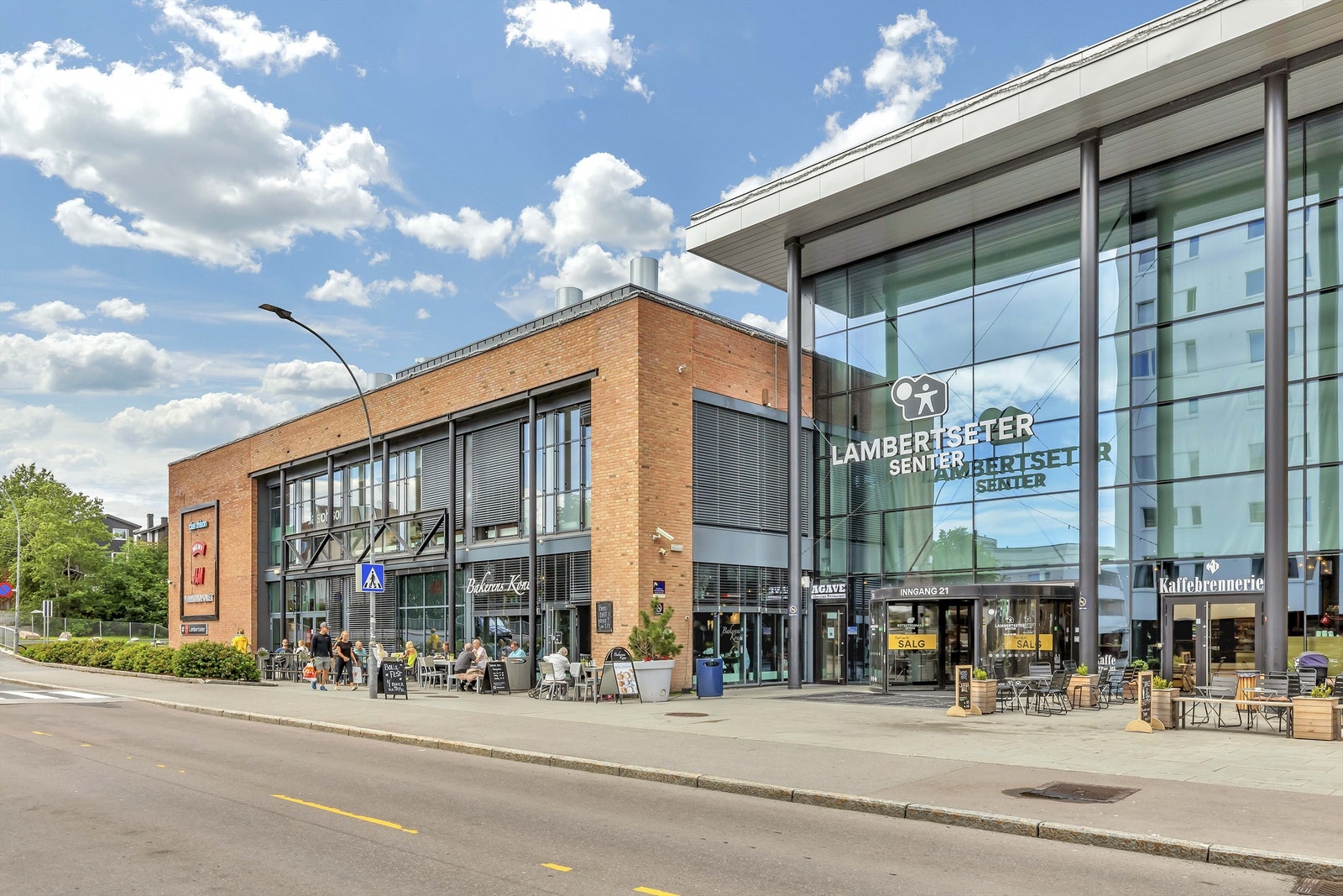 Lambertseter senter kan by på et bredt utvalg av butikker og caféer, samt Vinmonopolet, bibliotek og Symra kino. Galleribilde