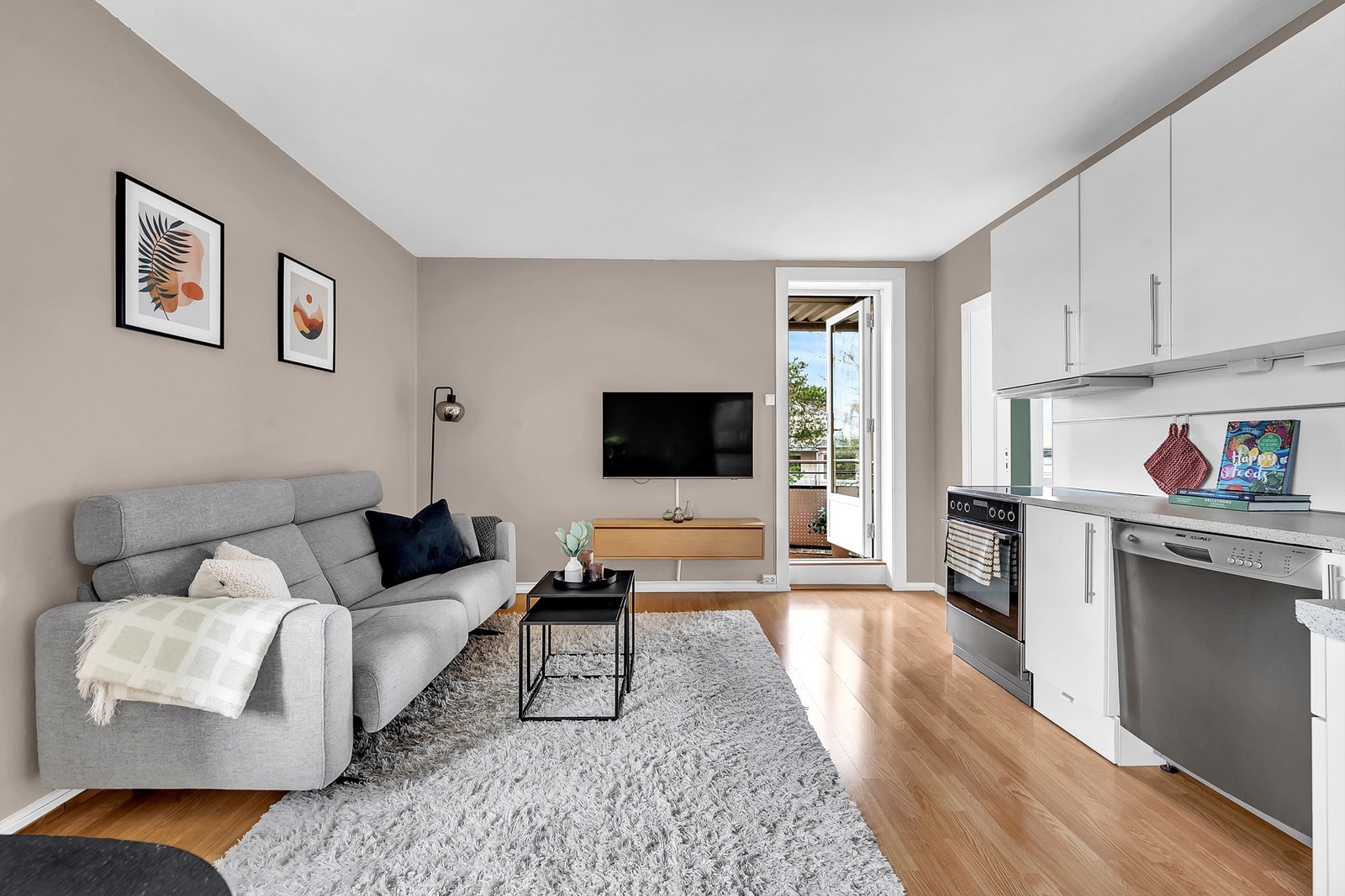 Leiligheten har en arealeffektiv planløsning som sørger for en gjennomgående god romfølelse. Galleribilde