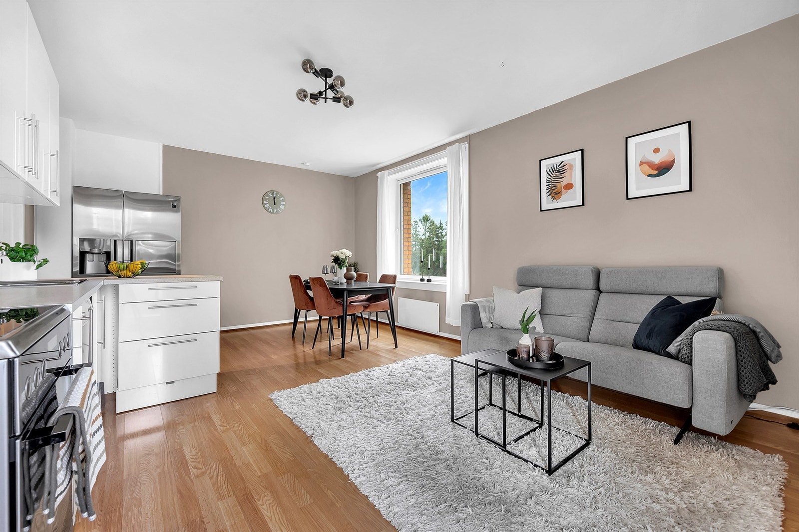 Stuen er romslig og innbydende. Her er det god plass til å innrede med sofagruppe, salongbord og tv-seksjon. Galleribilde