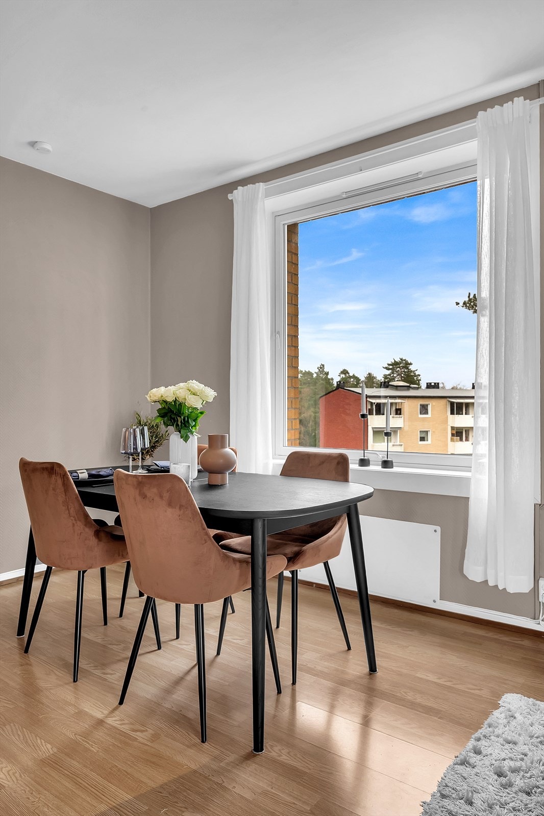 Hjørnebeliggenhet med vinduer på flere veggerflater bidrar til rikelig med lysinnslipp som skaper en lys og luftig atmosfære i boligen Galleribilde