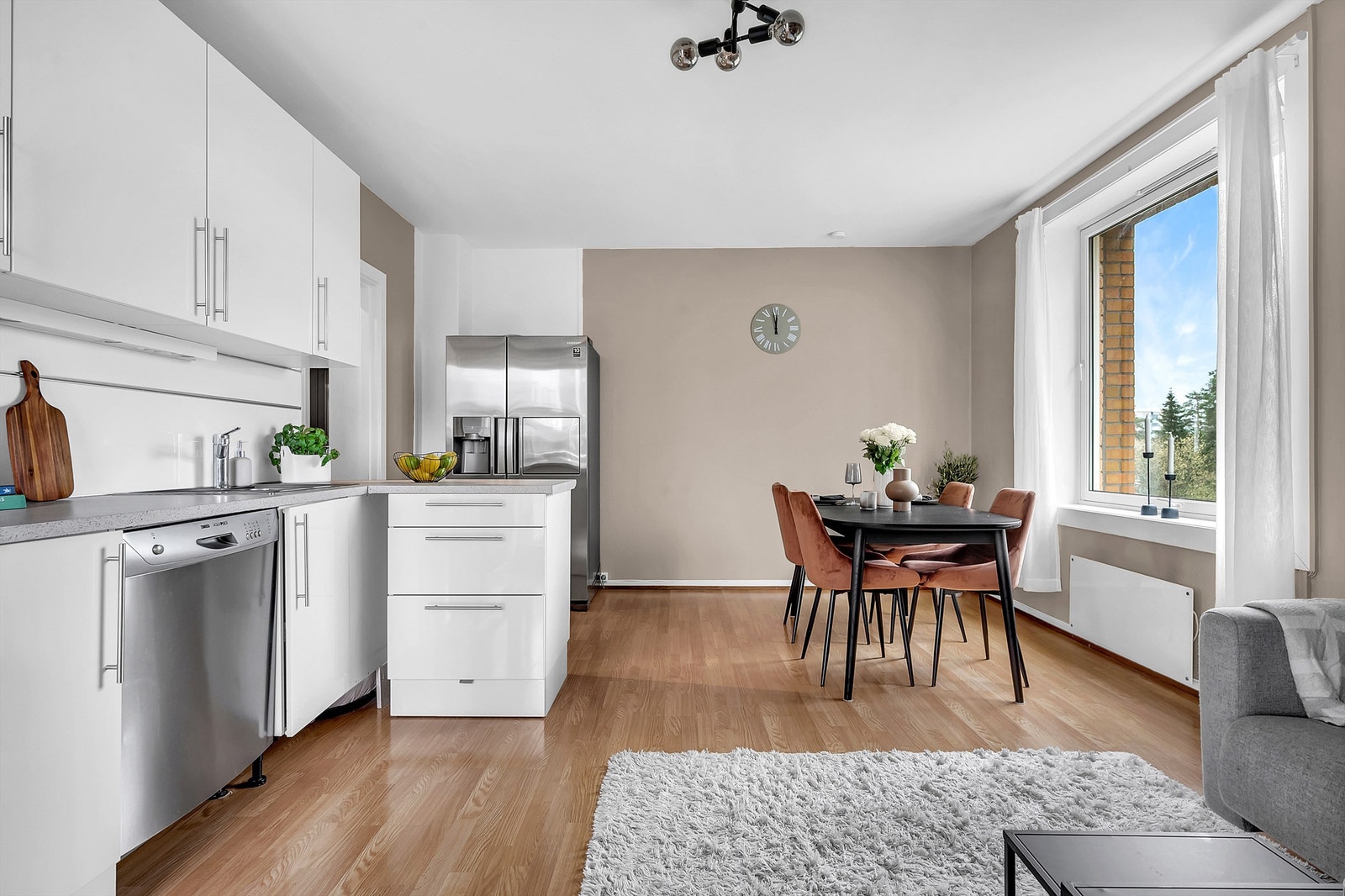 Leiligheten er malt i tidsriktige og moderne farger. Galleribilde