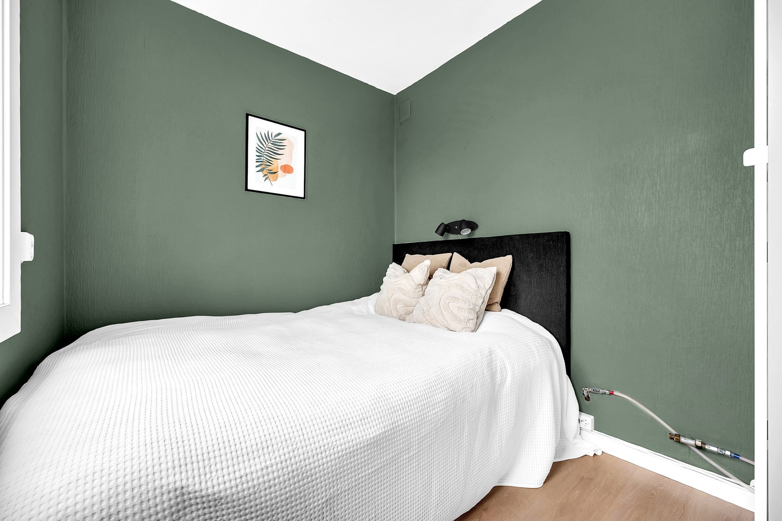 Leilighetens soverom er av god størrelse og kan enkelt innredes med dobbeltseng og tilhørende nattbord. Opprinnelig var kjøkkenet der soverommet er i dag. Galleribilde