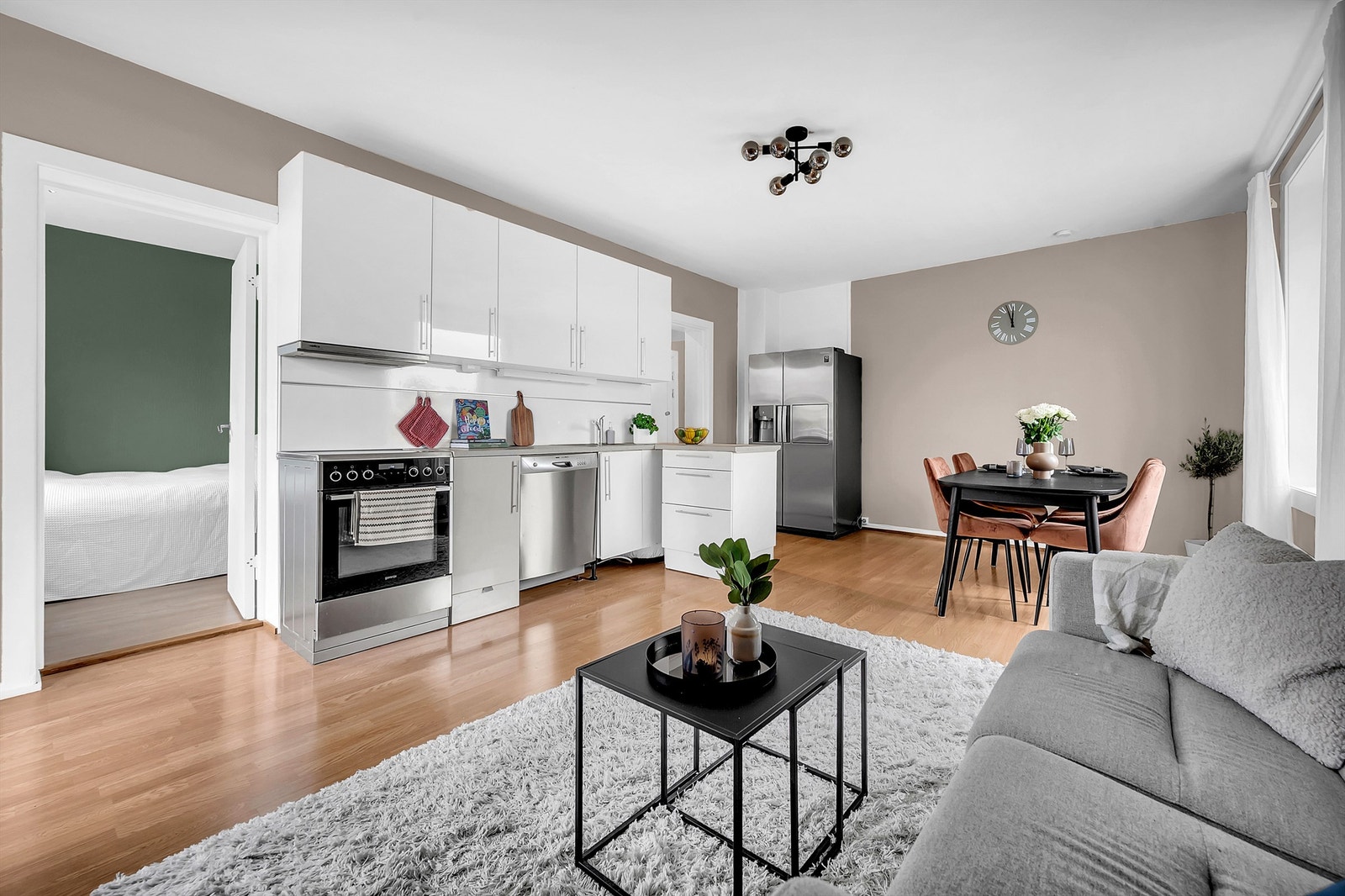 Kjøkkenet er holdt i en åpen løsning med stuen. Galleribilde