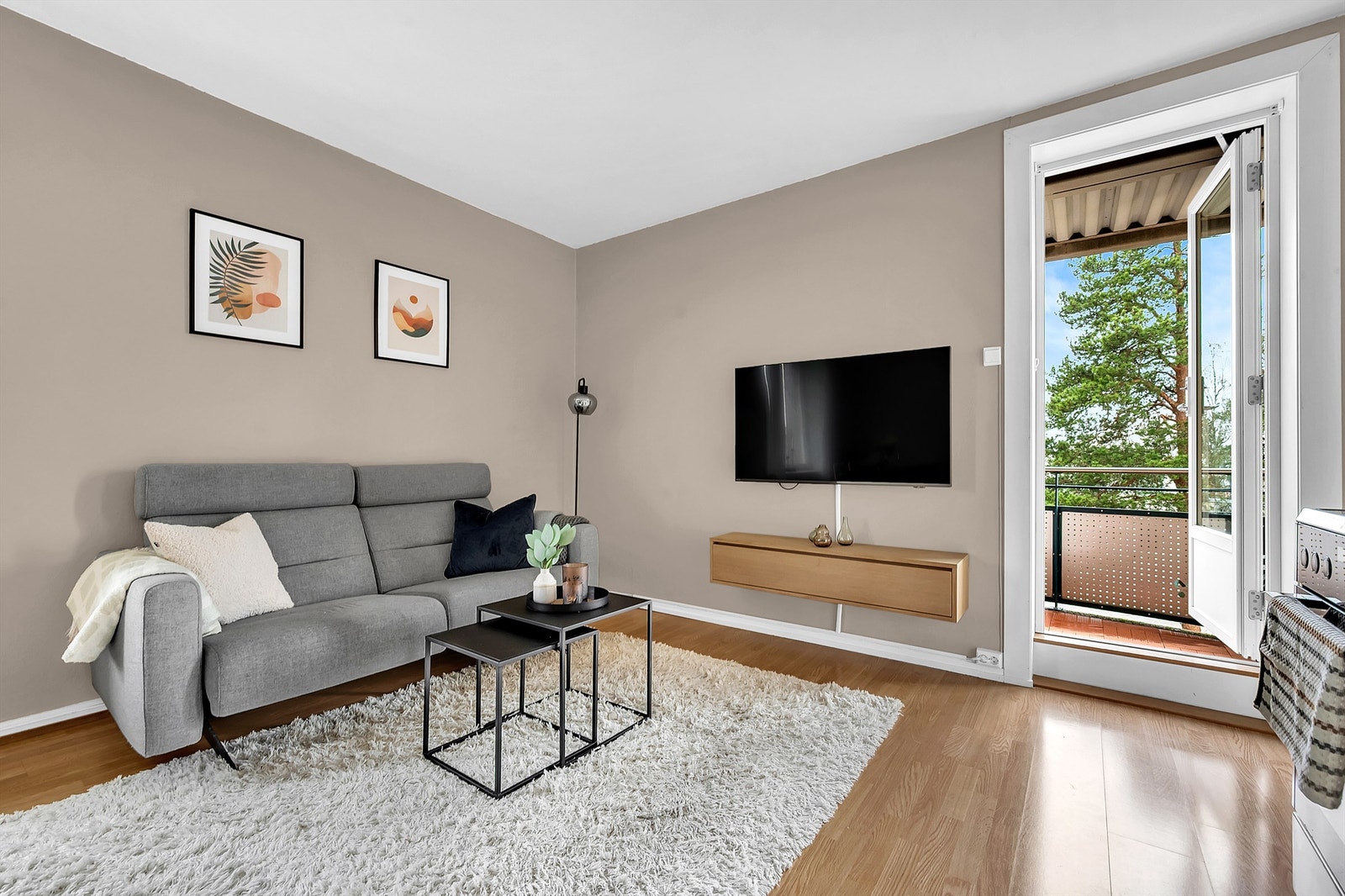 Fra stuen er det utgang til boligens vestvendte balkong på 7 kvm. Galleribilde