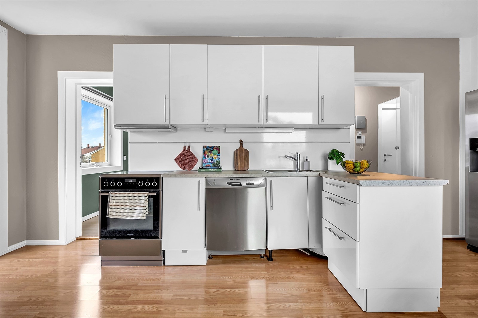 Flott og velholdt kjøkken fra HTH. Det er rikelig med oppbevaringsplass. Galleribilde