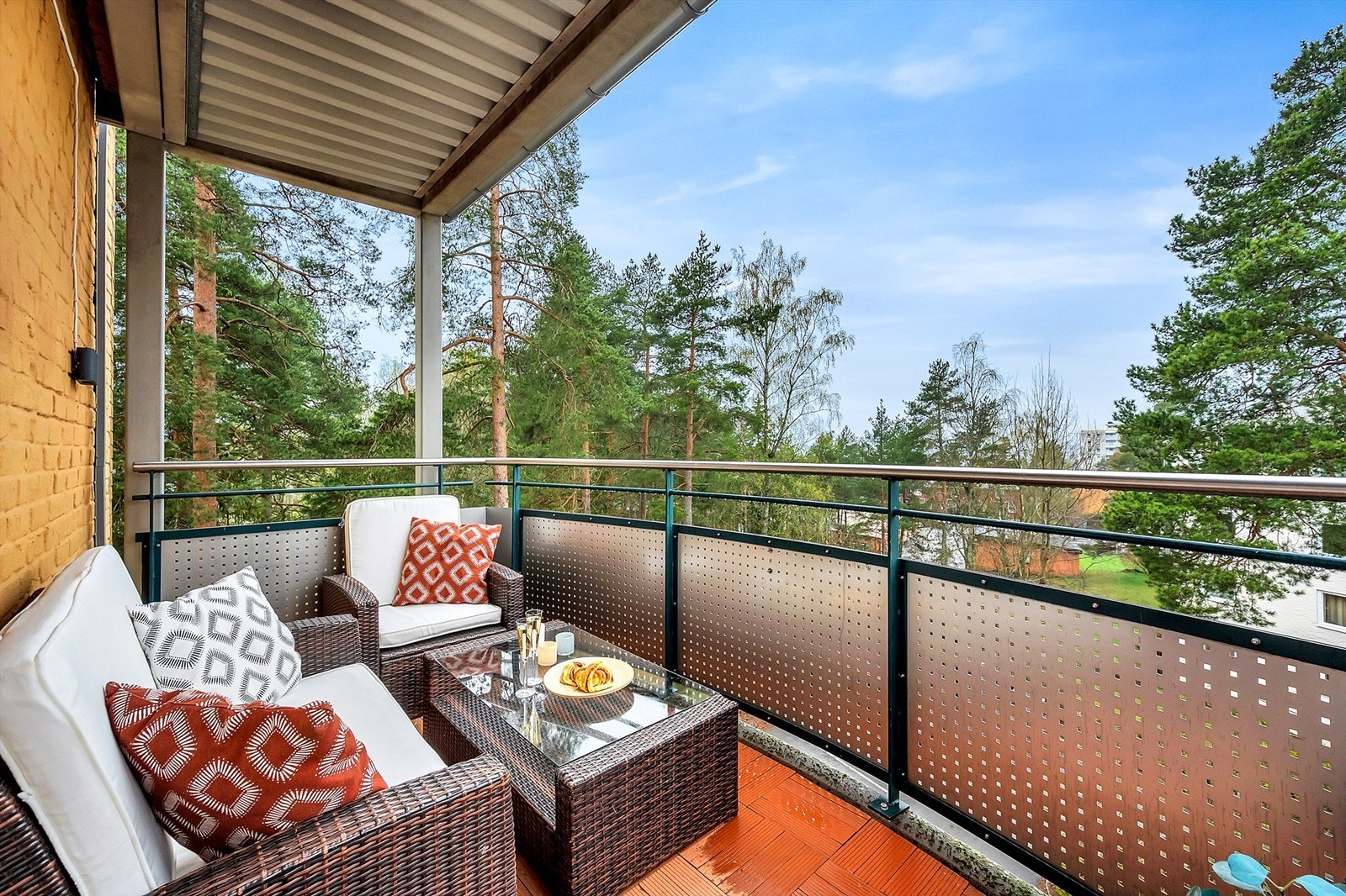 Solrik balkong med lite innsyn. Galleribilde