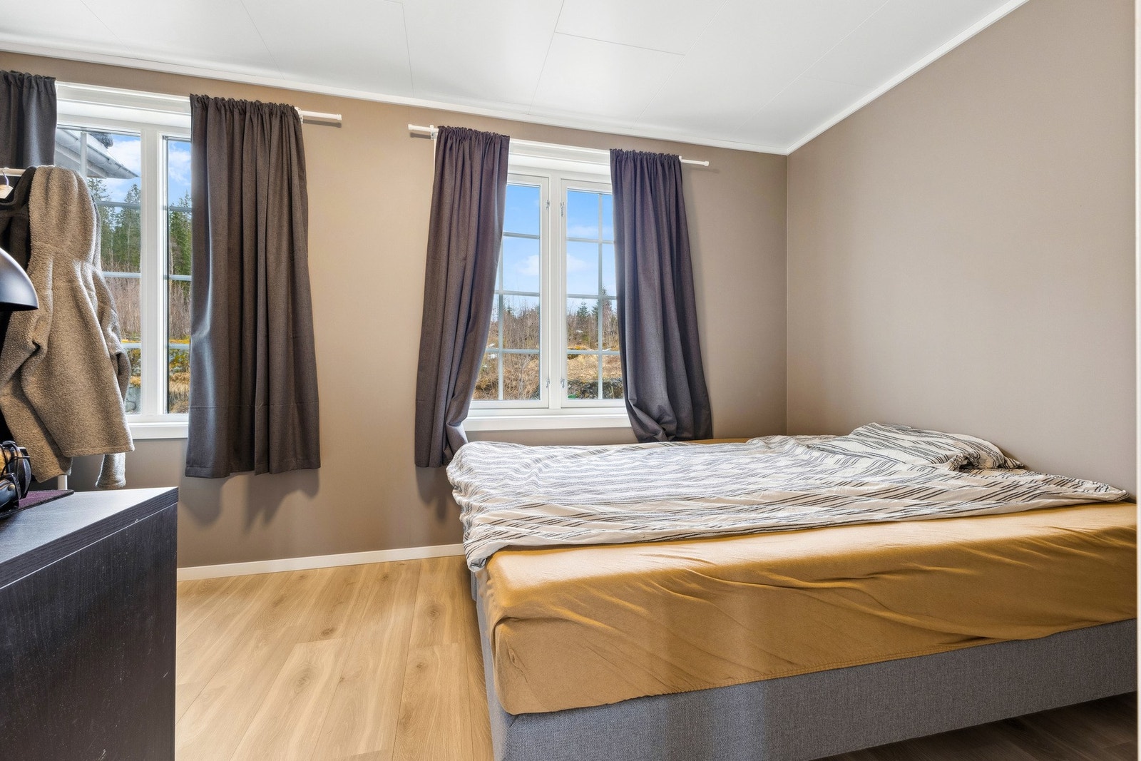 Soverommet er i dag innredet med en dobbeltseng og skrivebord, med plass til garderobeløsning. Galleribilde