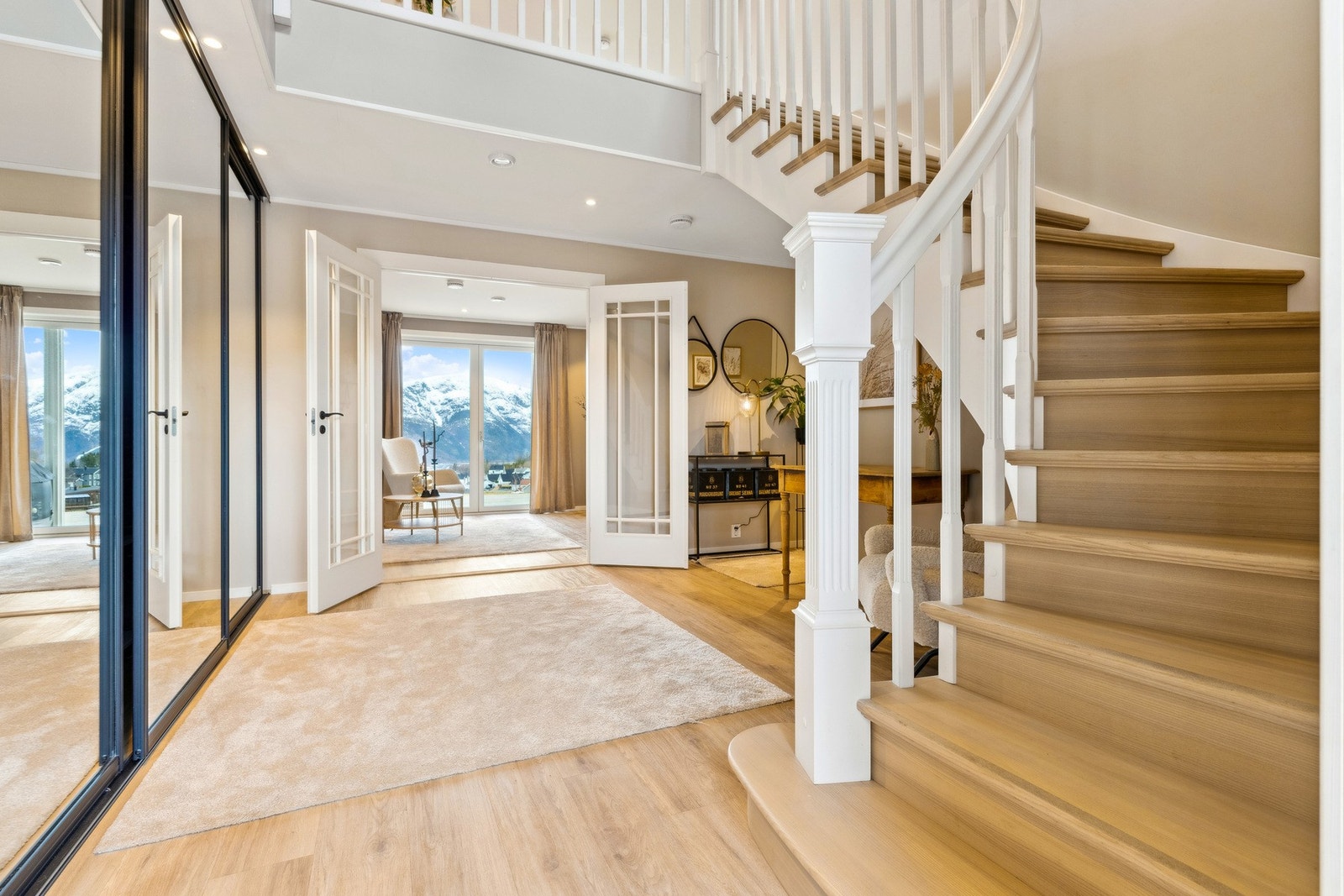 Hallen byr på en sjenerøs takhøyde, en stor skyvedørsgarderobe med speilfronter og varme i gulvet. Galleribilde