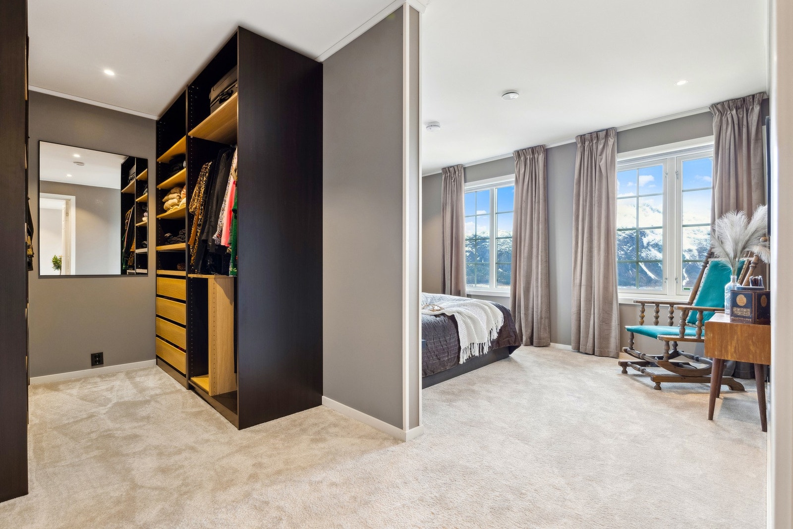 Prikken over i-en for andre etasje er dette store hovedsoverommet kombinert med garderobe. Galleribilde