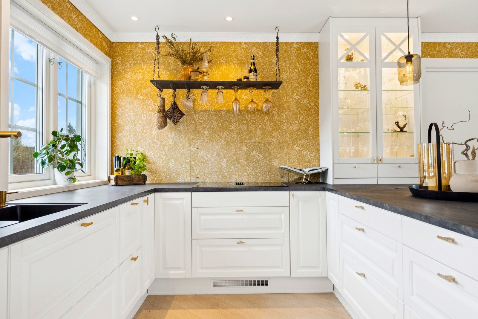 Løsningen som er valgt; uten overskap og store arbeidsflater, sikrer et luftig rom samtidig som matlaging og frokost kan være sosialt. Galleribilde