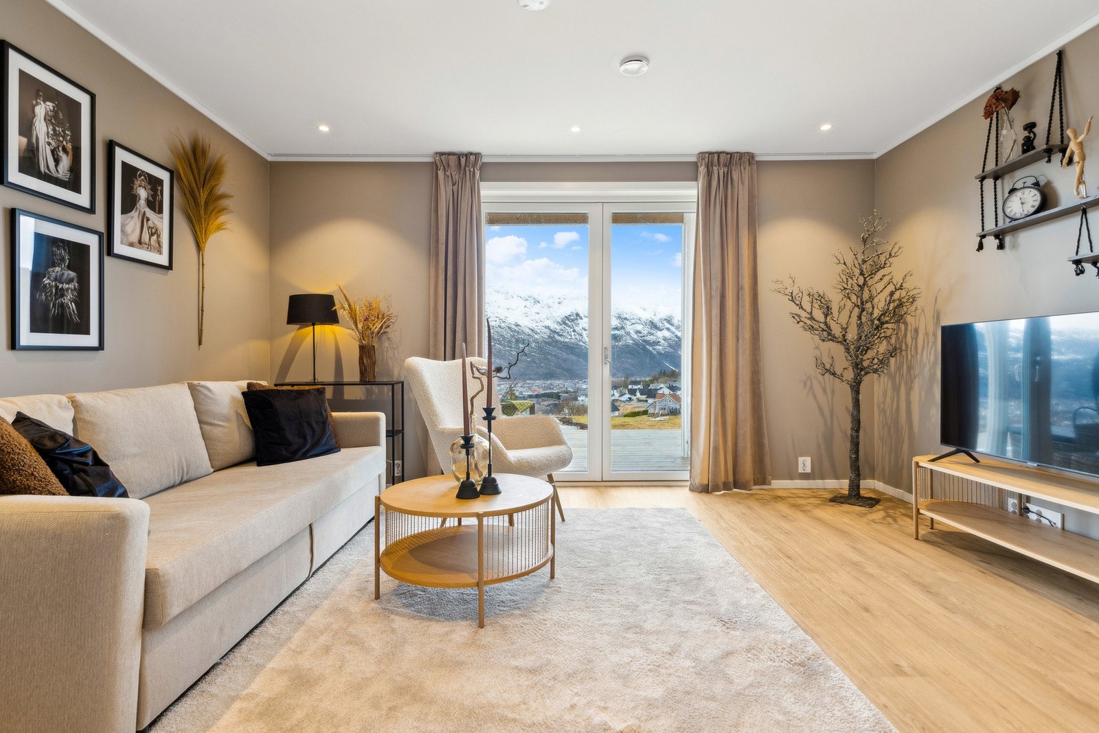 Første etasje samler hoveddelens 3 andre soverom og denne bonusstuen med utgang til markterrasse og hage. Galleribilde