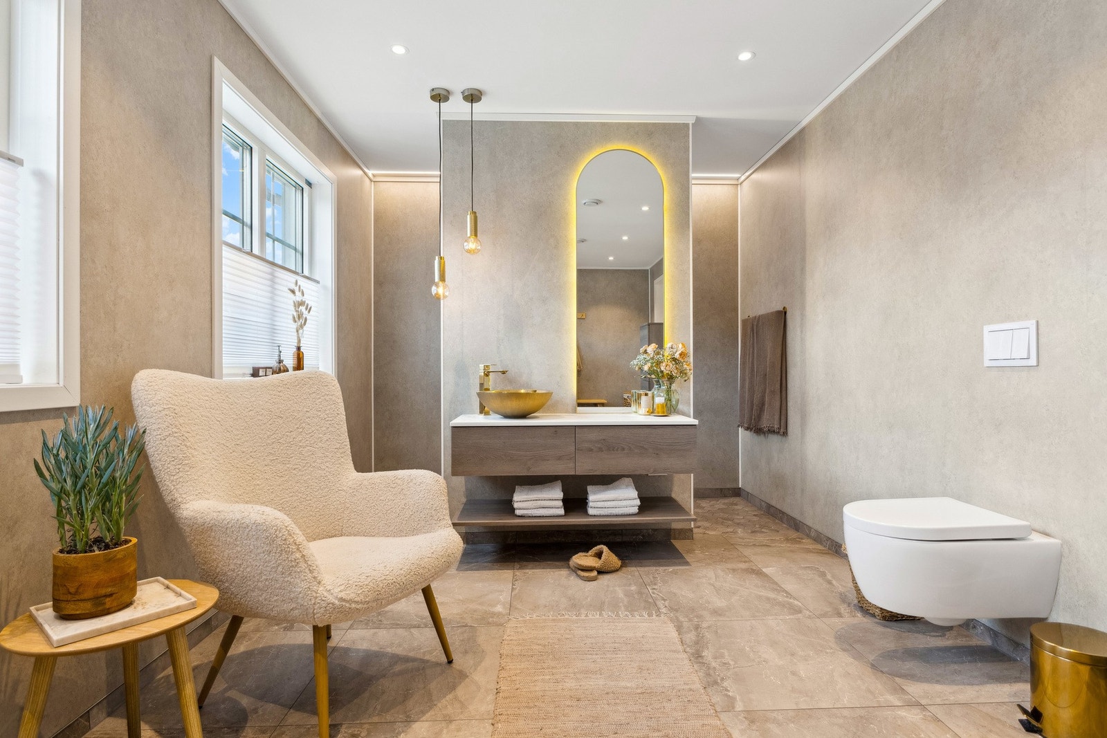 Rommet har elektriske varmekabler og lekre gulvfliser. Galleribilde