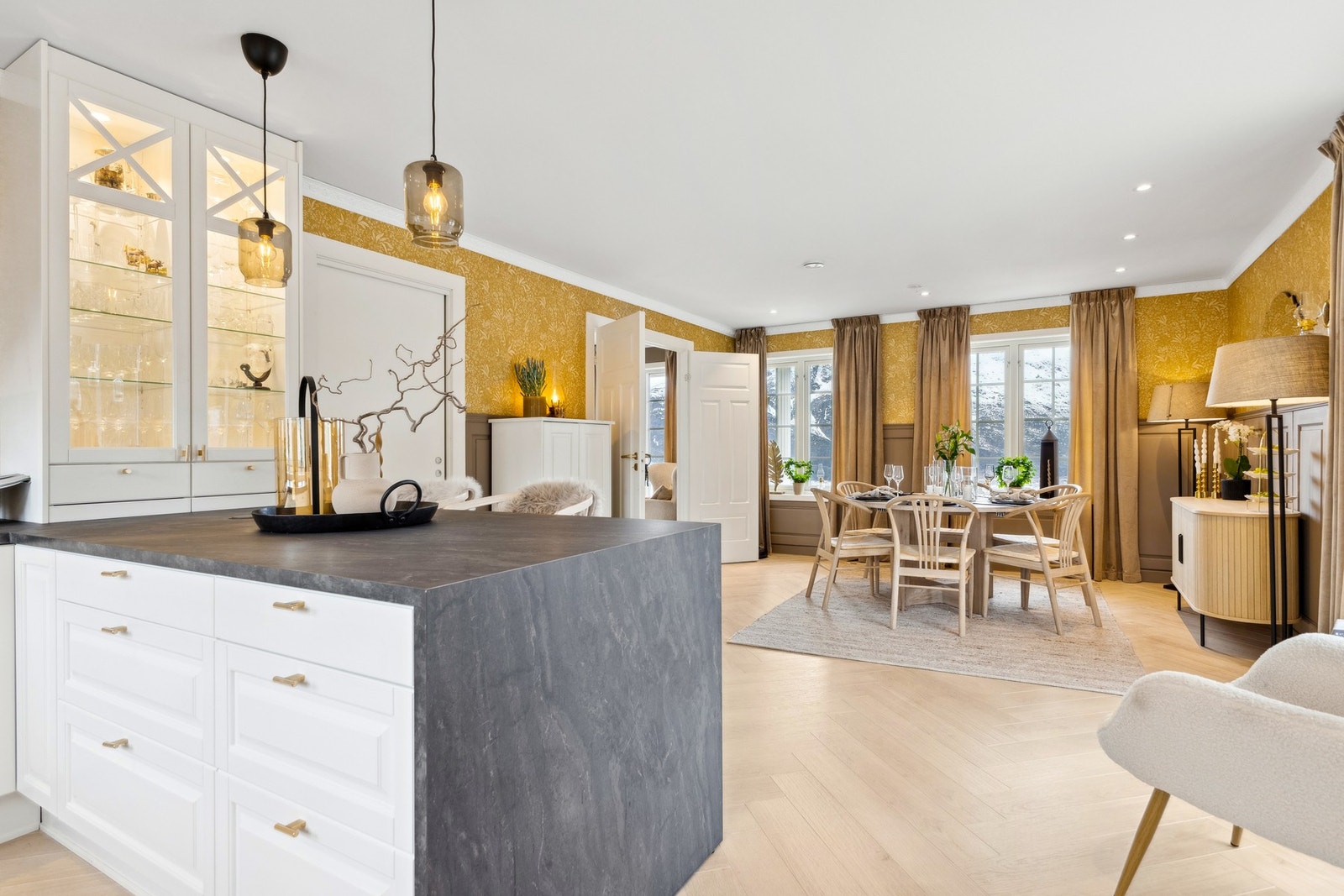 For ekstra lagringsplass til tørrvarer er det en praktisk bod lokalisert til venstre. Galleribilde