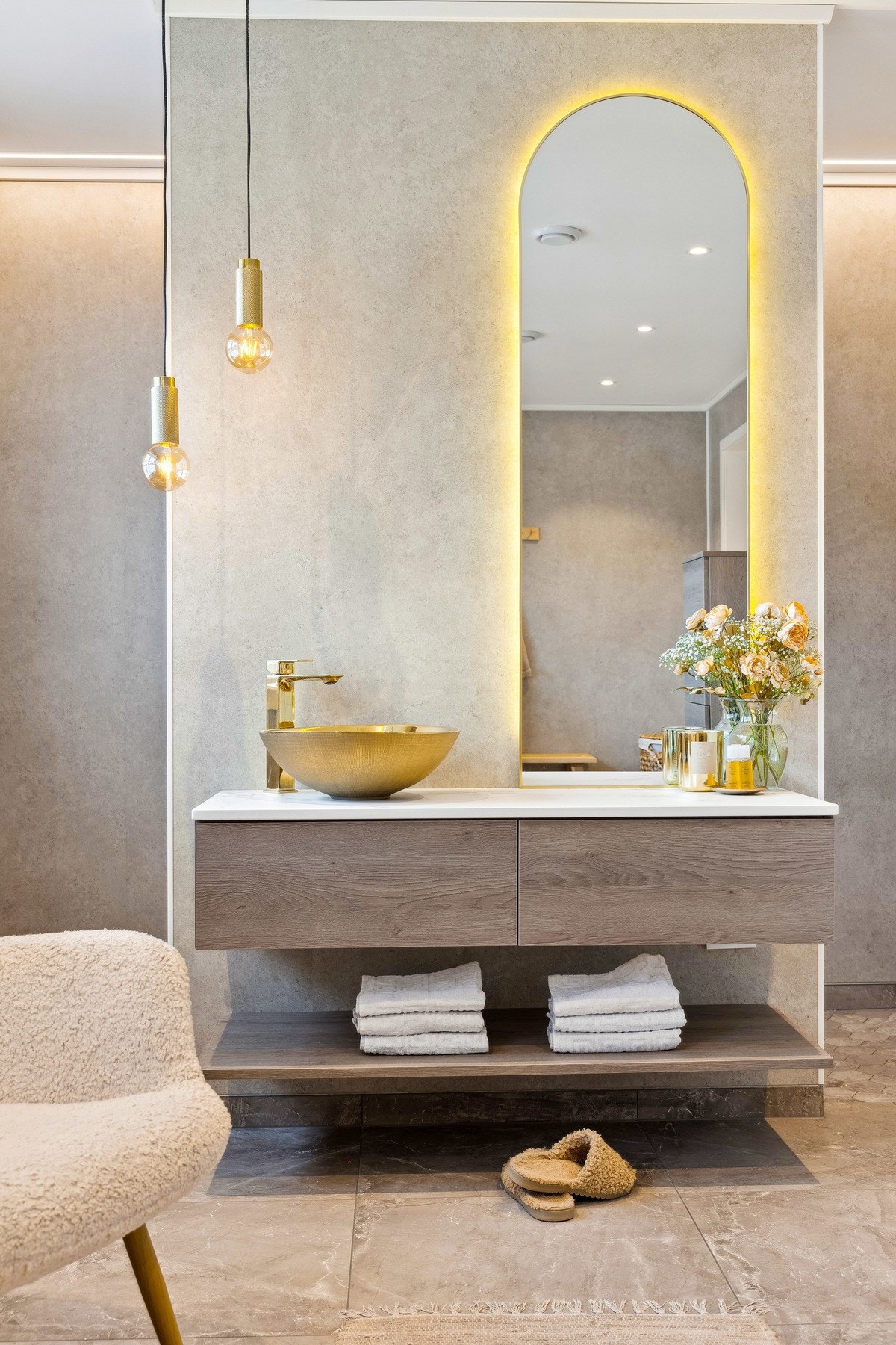 Baderomsinnredningen er påkostet, levert fra Nygård med benkeplate av Dekton. Galleribilde