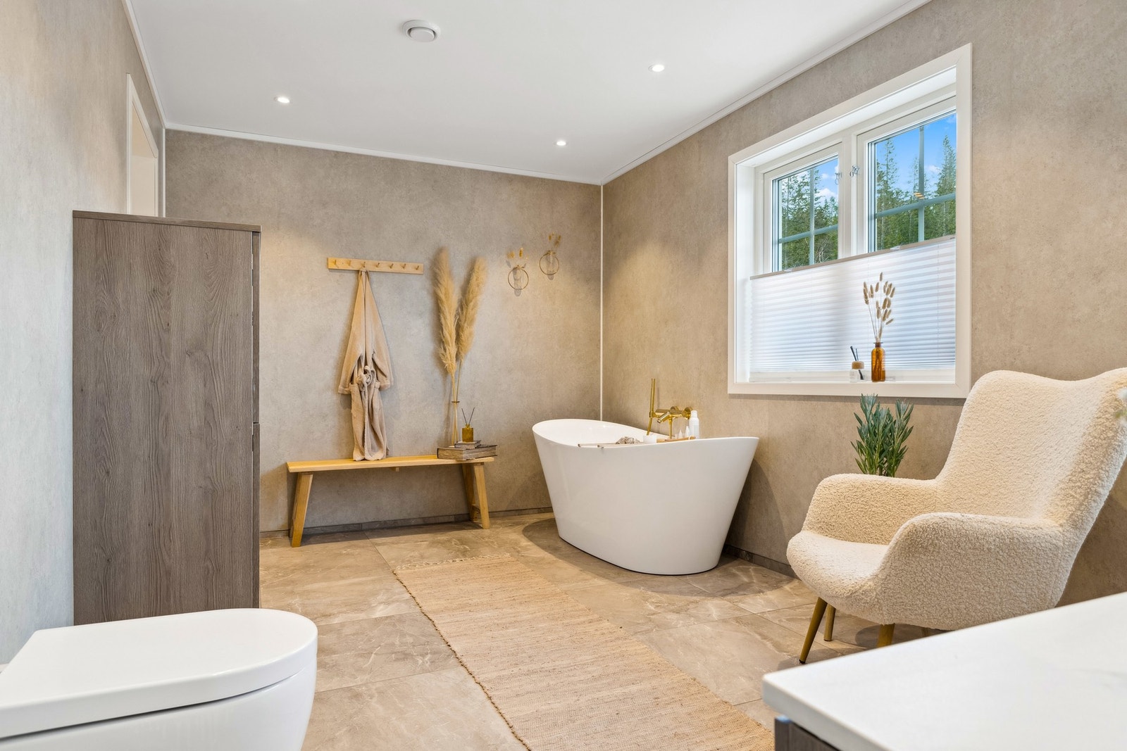 Badet er kort og godt et rom som gir deg hverdagsluksusen, morgen og kveld. Galleribilde