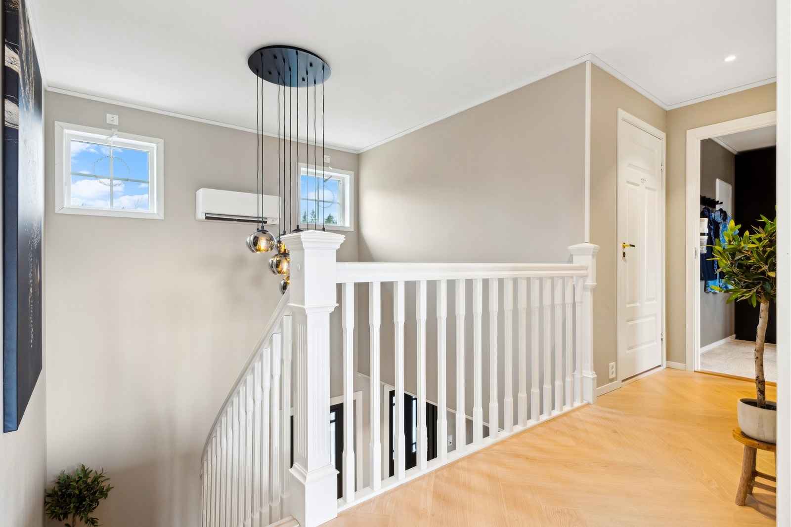 Hallen er knutepunktet i huset, og fra 1. etasje og opp er det nærmere 5 meter takhøyde. Galleribilde